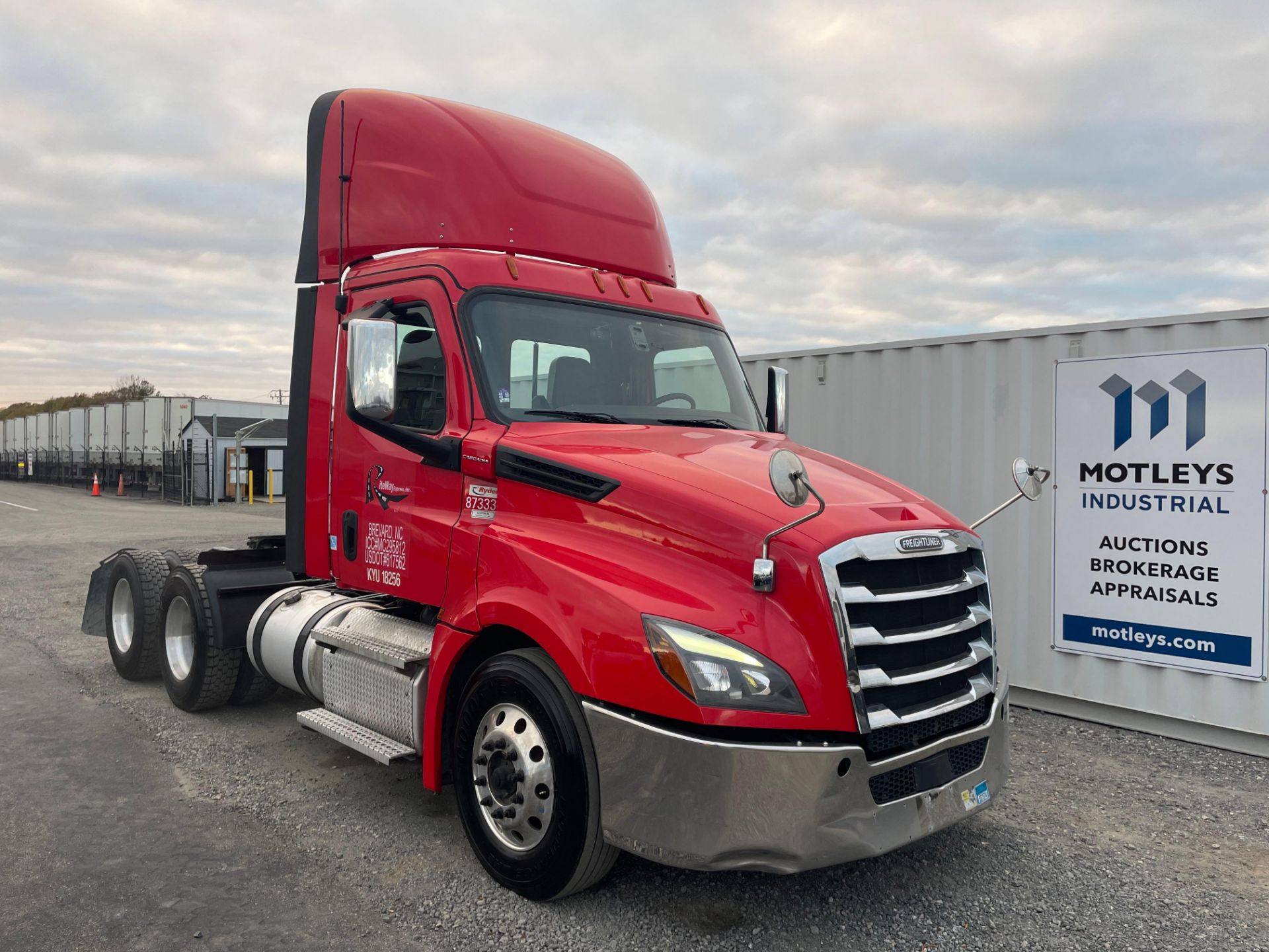 2020 Freightliner PX12664T Cascadia 126 T/A Day Cab Road Tractor