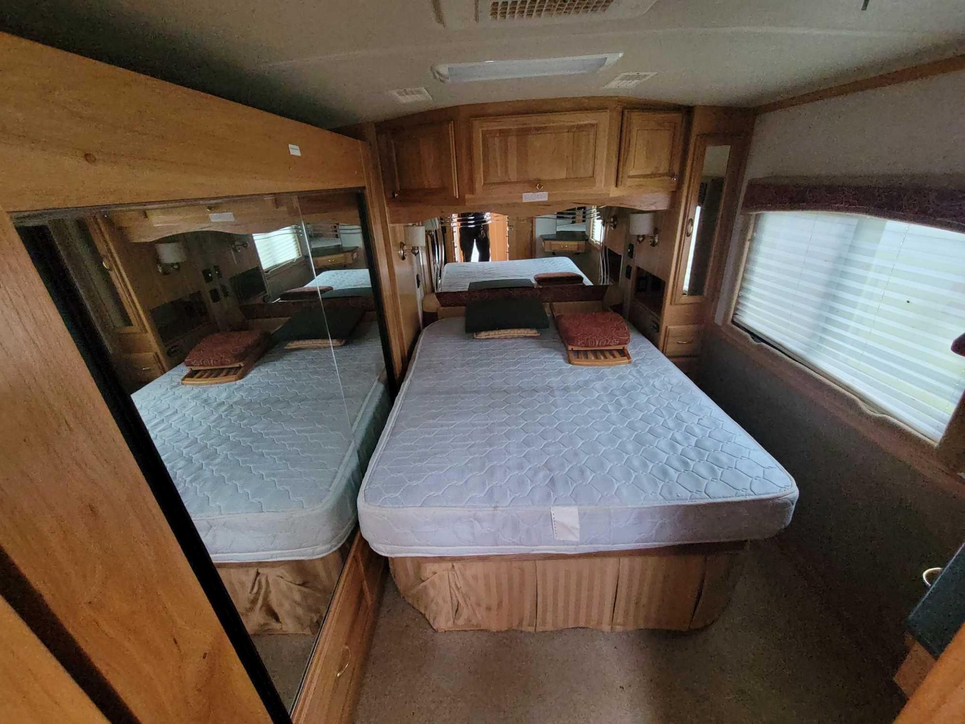 (SUBJECT TO OWNER CONFIRMATION) 2005 AirStream Land Yacht XL396 - Image 32 of 74