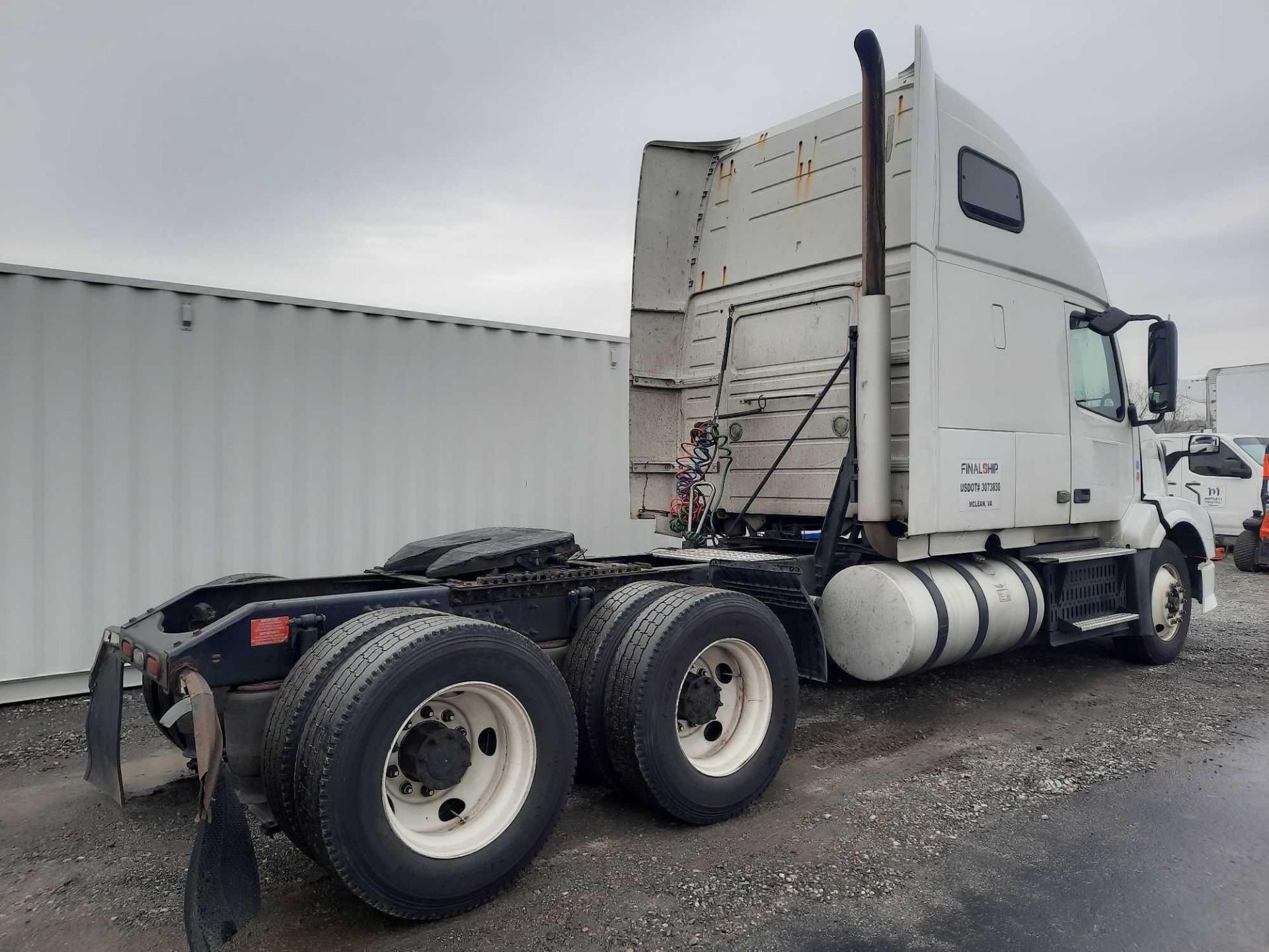 2015 Volvo Sleeper Road Tractor - Image 2 of 29