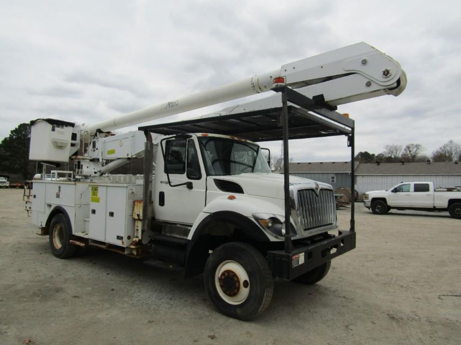 2011 International Bucket Truck - Image 3 of 46