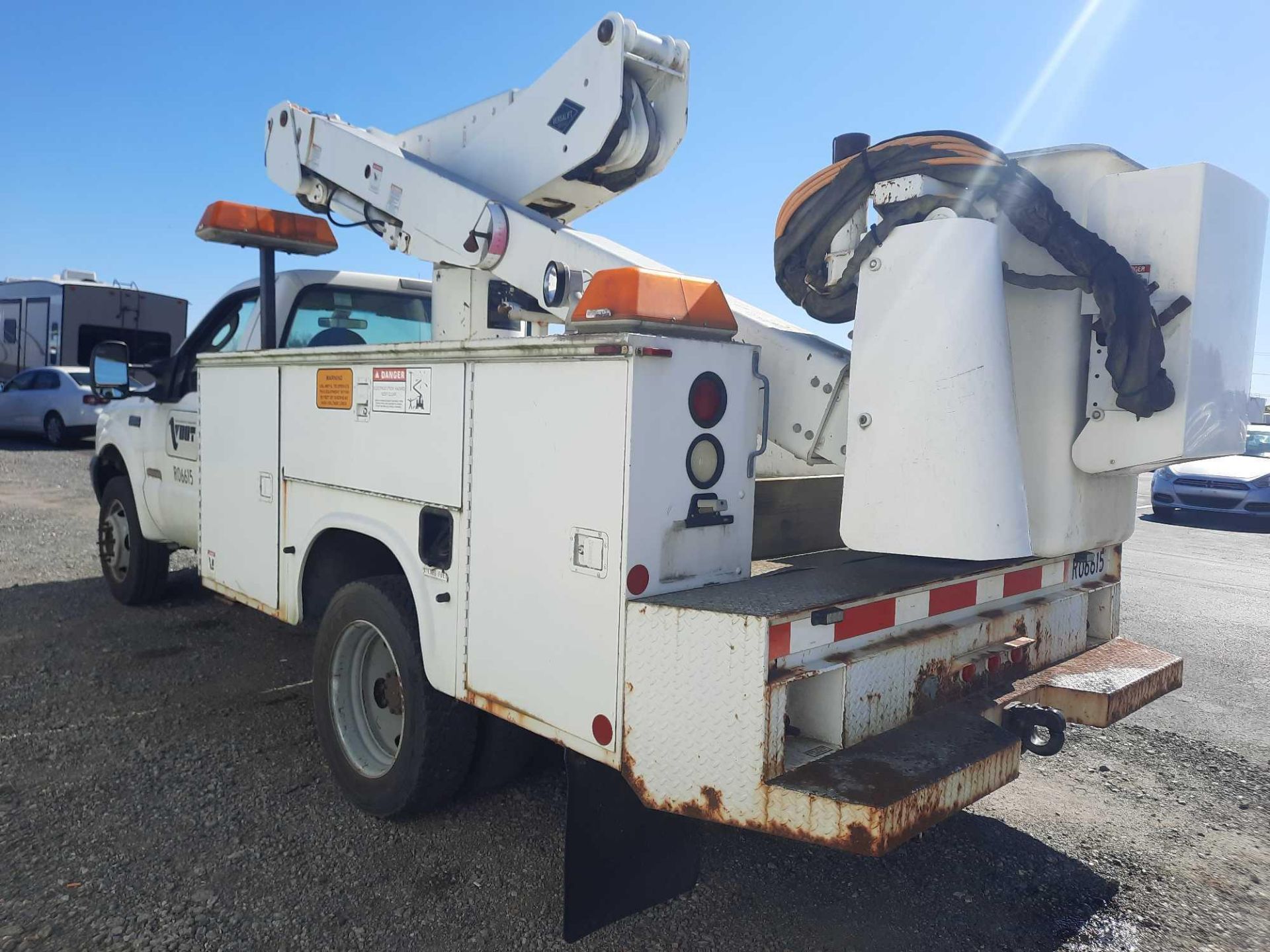 2003 Ford F550 Bucket Truck - Image 3 of 26