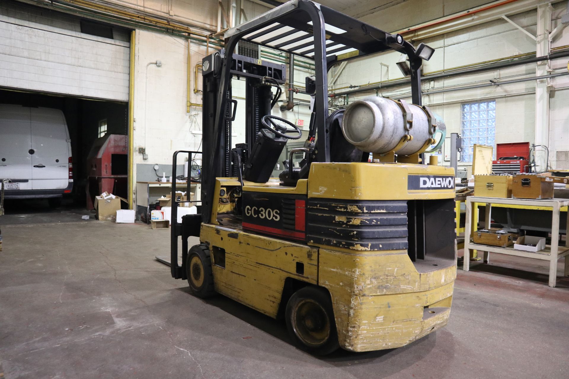 DOOSAN DAEWOO LIFT TRUCK MODEL CG30S-2, S/N 06-02377, TYPE LP, MAX CAPACITY 5300 LBS, SIDE SHIFT * - Image 3 of 6