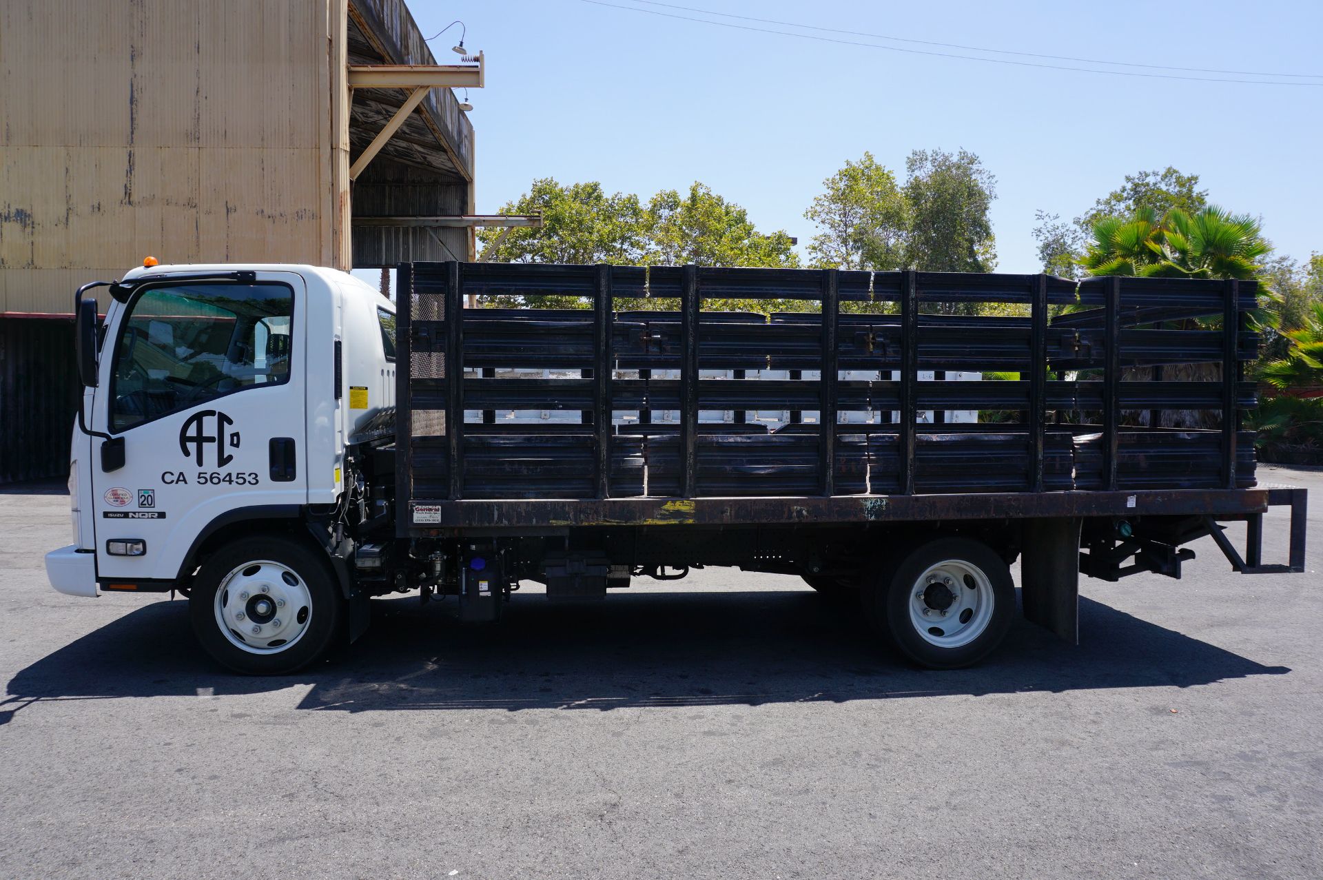 LOW MILEAGE! 2020 ISUZU NQR STAKE BED, MAXON TUK-A-WAY LIFT GATE, WEIGHT CLASS B, 5.2L TURBO DIESEL, - Image 3 of 12