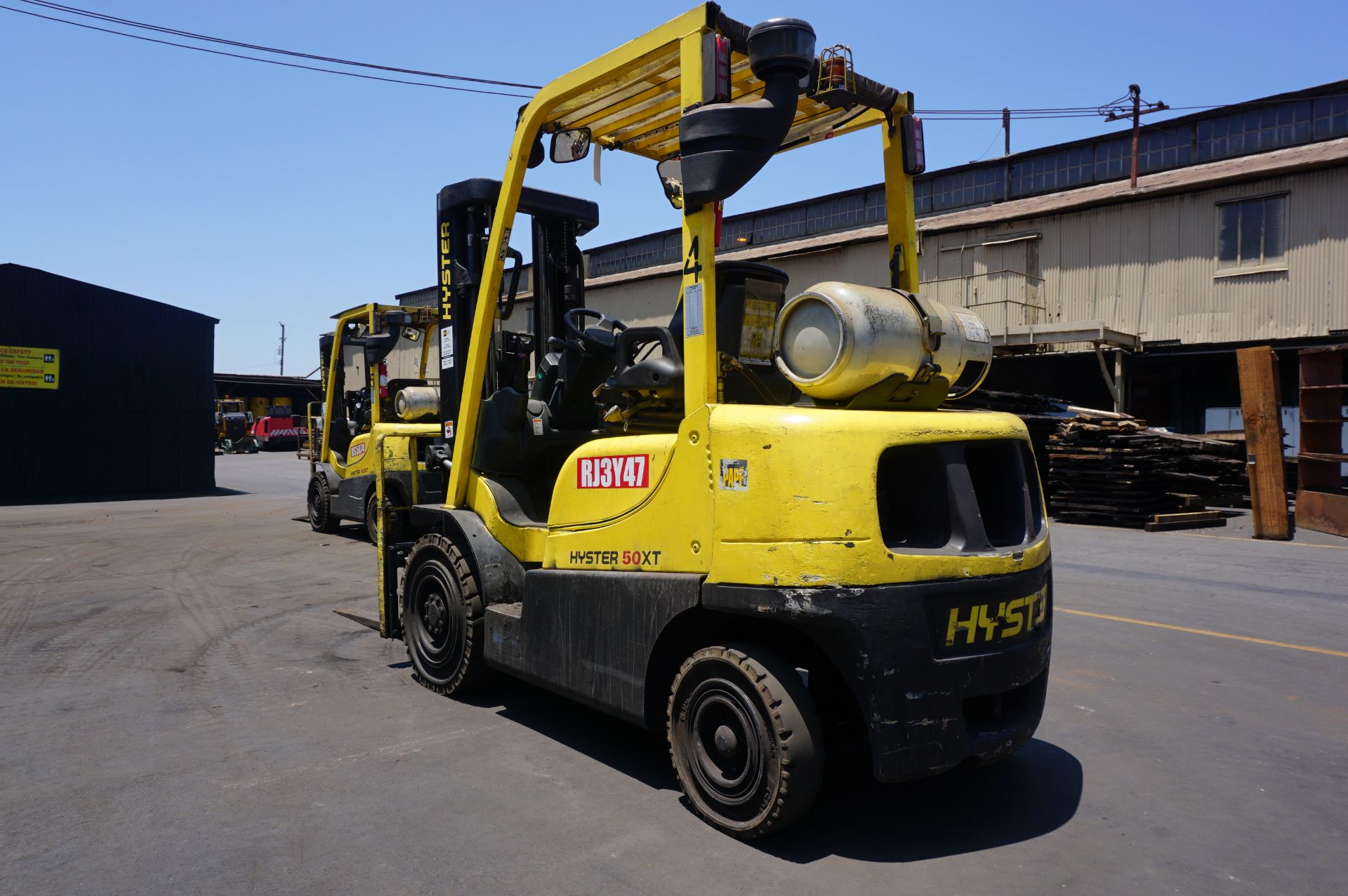 HYSTER MODEL H50XT LIFT TRUCK, SIDE SHIFT, GAS, MAX CAPACITY 4800 LBS, S/N A380V05046S - Image 5 of 8