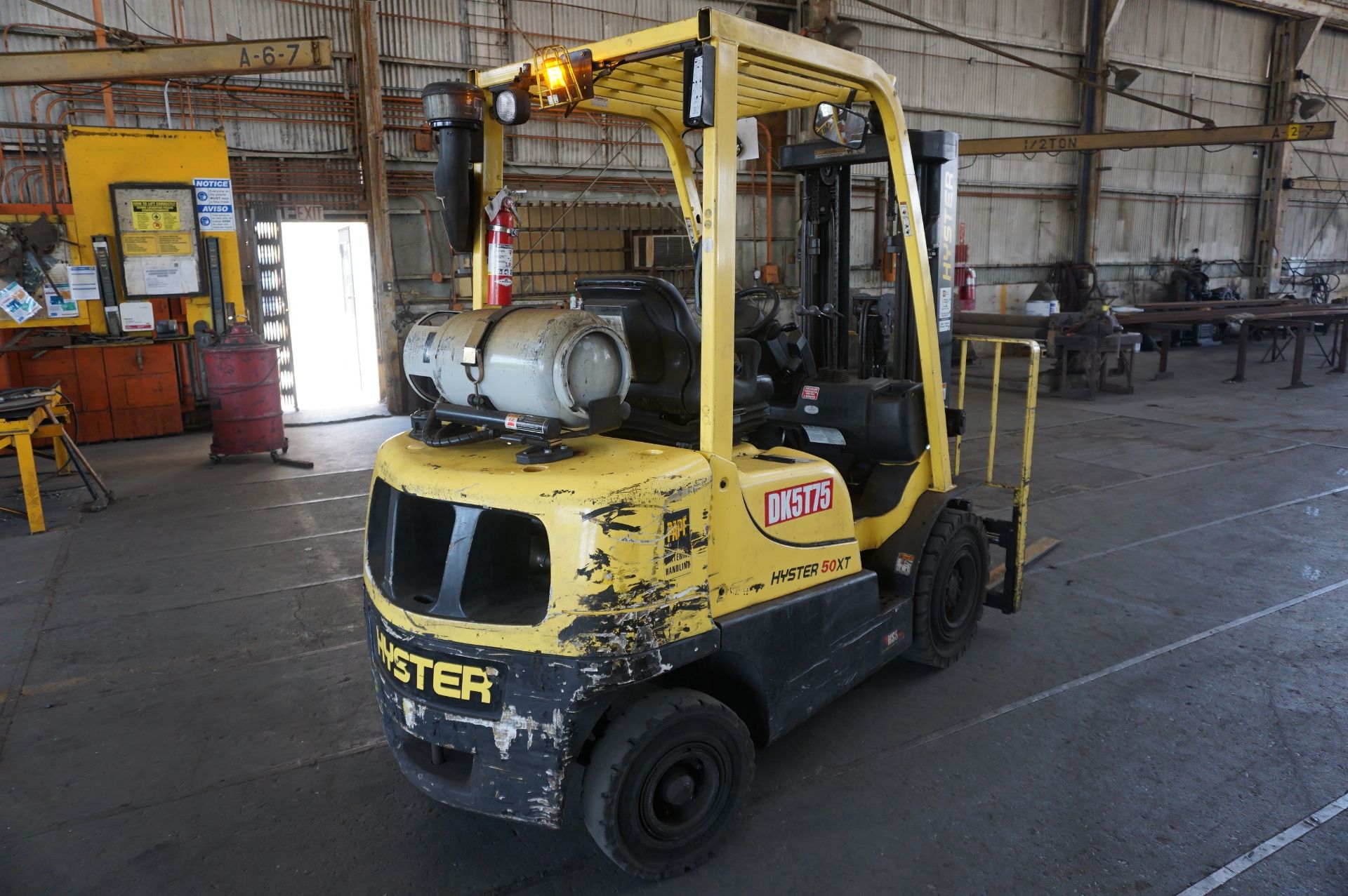 HYSTER MODEL H50XT LIFT TRUCK, SIDE SHIFT, GAS, MAX CAPACITY 4450 LBS, S/N A380V08215T - Image 4 of 7