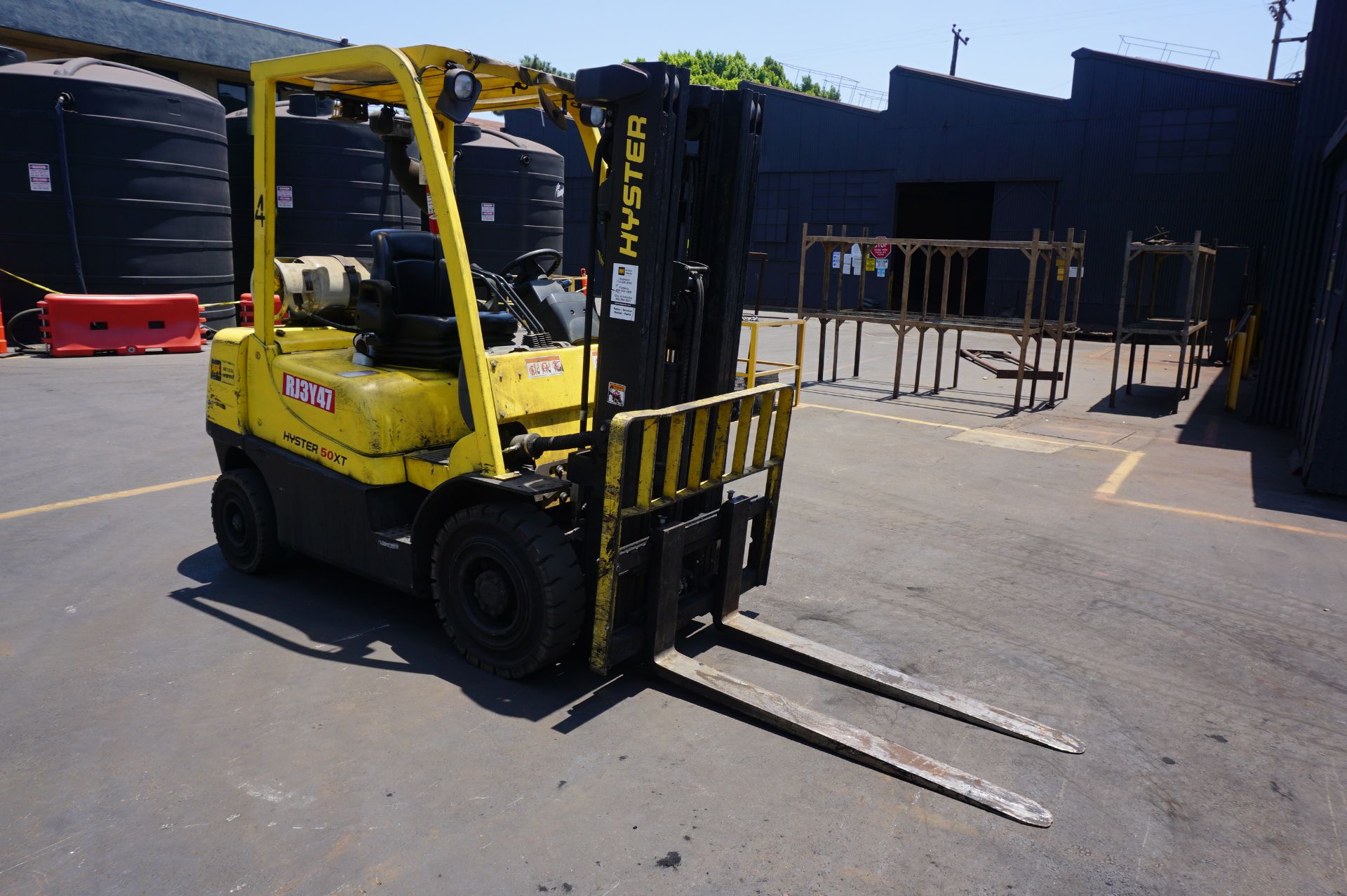 HYSTER MODEL H50XT LIFT TRUCK, SIDE SHIFT, GAS, MAX CAPACITY 4800 LBS, S/N A380V05046S - Image 2 of 8