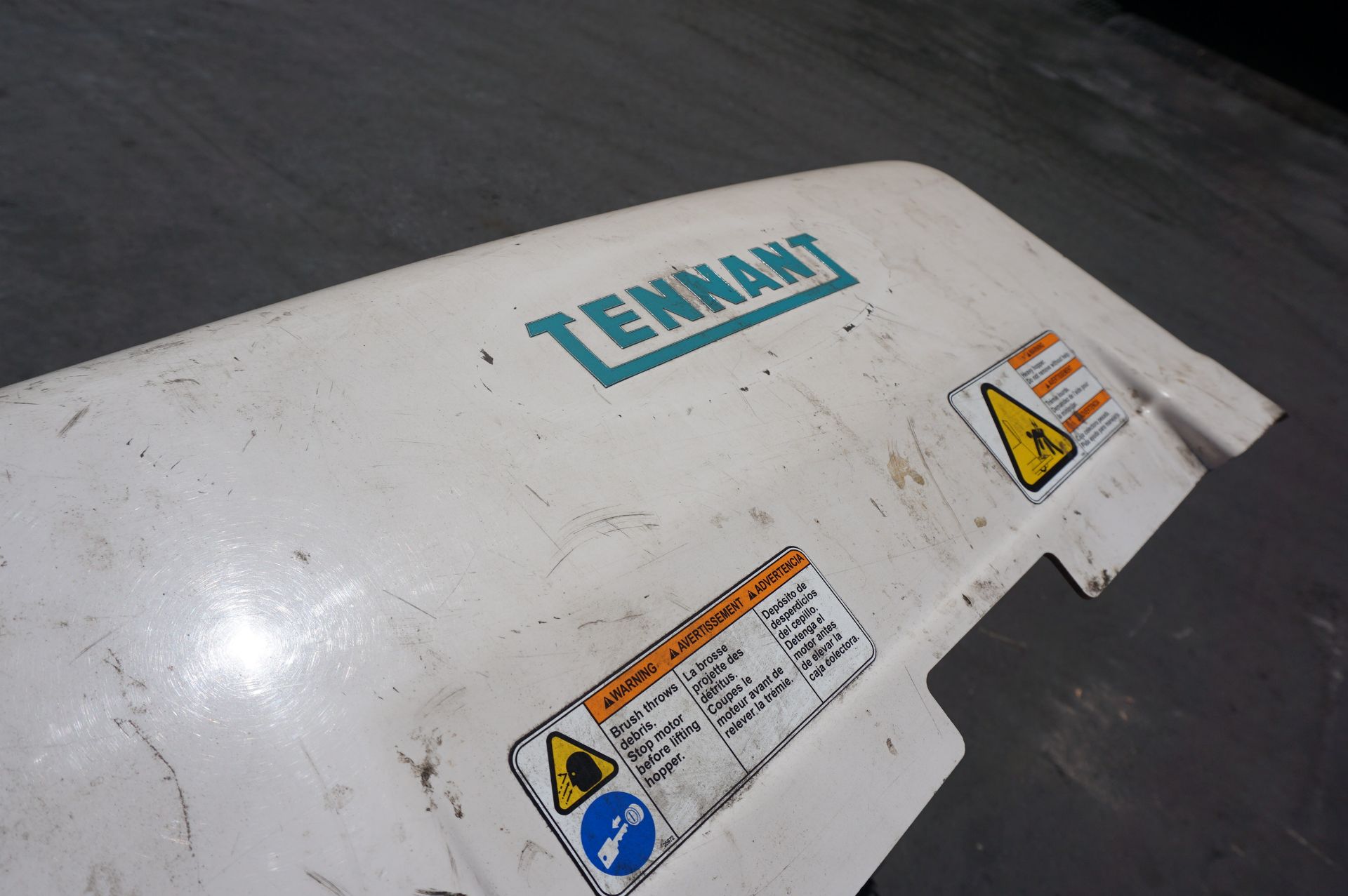 TENNANT 3640 FLOOR SWEEPER TO INCLUDE: LESTRONIC II BATTERY CHARGER AND SPARE DISC BRUSHES - Image 7 of 8