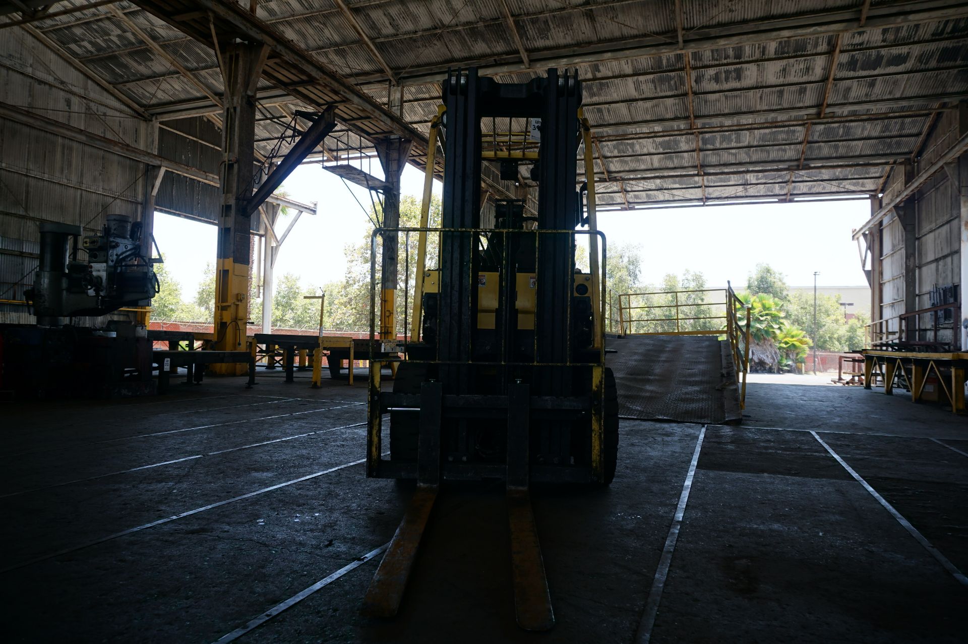 HYSTER MODEL H50XT LIFT TRUCK, SIDE SHIFT, GAS, MAX CAPACITY 4450 LBS, S/N A380V08215T - Image 2 of 7
