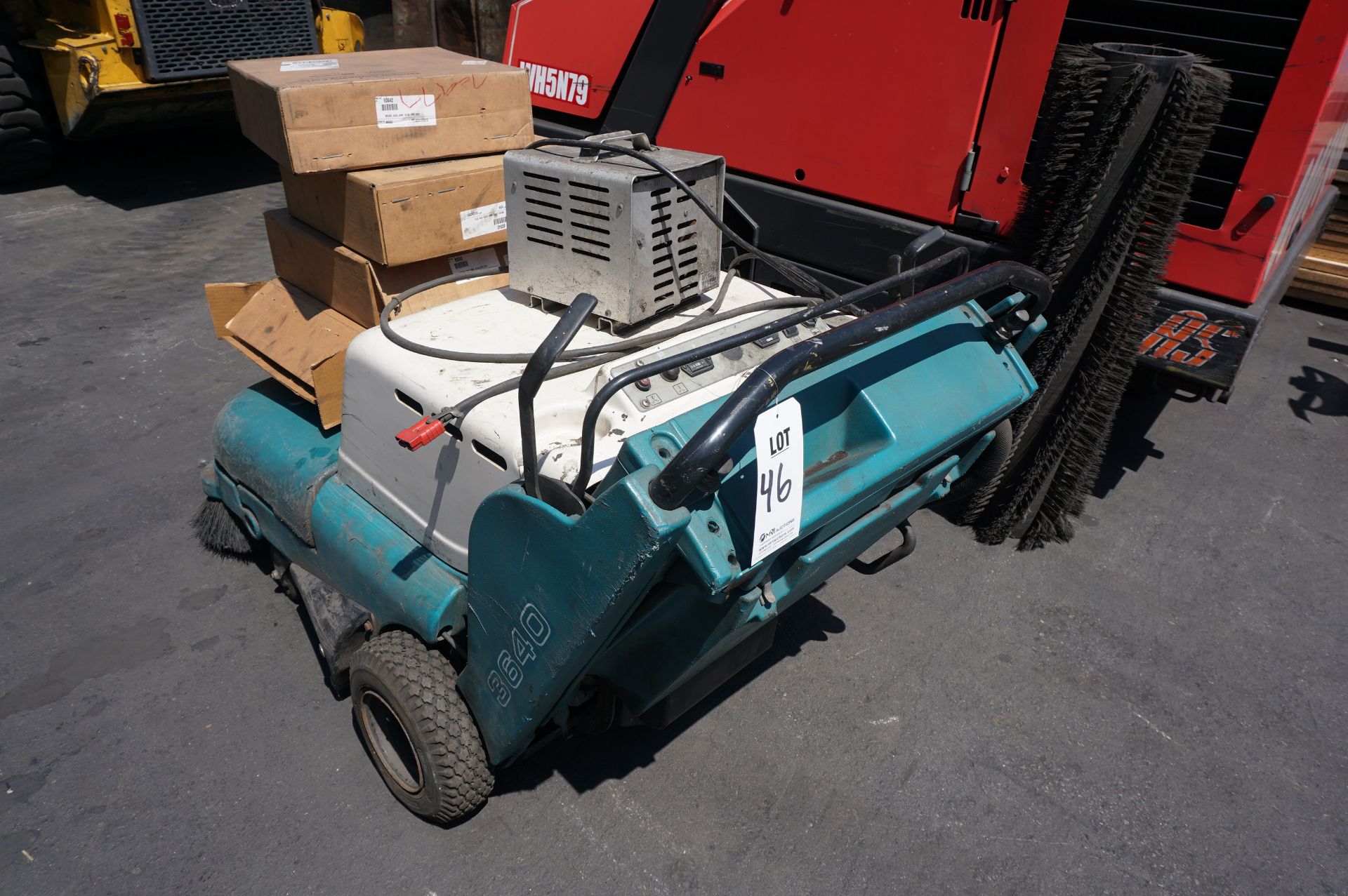 TENNANT 3640 FLOOR SWEEPER TO INCLUDE: LESTRONIC II BATTERY CHARGER AND SPARE DISC BRUSHES