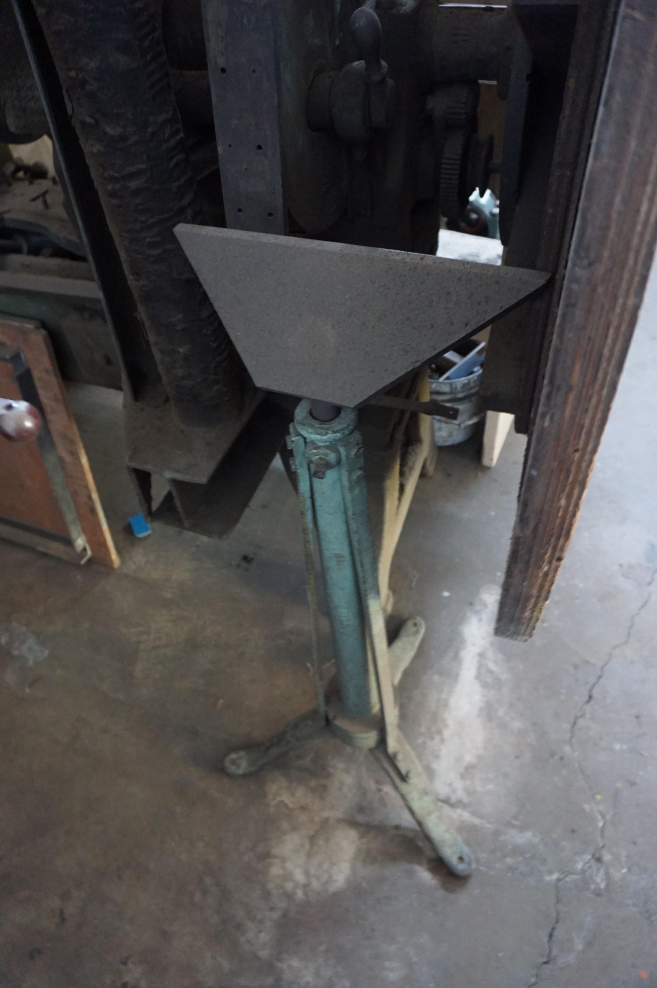 LARGE DISC SANDER *FOR PARTS* TO INCLUDE CONTENTS OF CORNER - Image 5 of 5