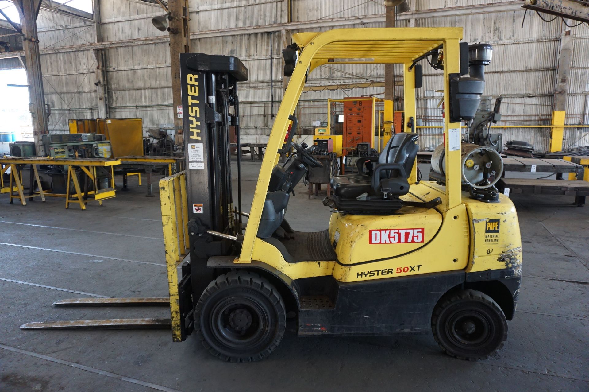 HYSTER MODEL H50XT LIFT TRUCK, SIDE SHIFT, GAS, MAX CAPACITY 4450 LBS, S/N A380V08215T - Image 3 of 7