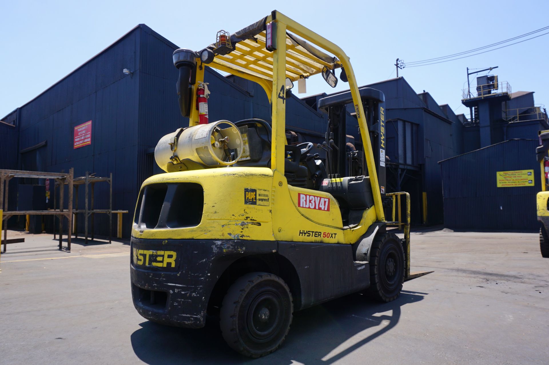 HYSTER MODEL H50XT LIFT TRUCK, SIDE SHIFT, GAS, MAX CAPACITY 4800 LBS, S/N A380V05046S - Image 4 of 8