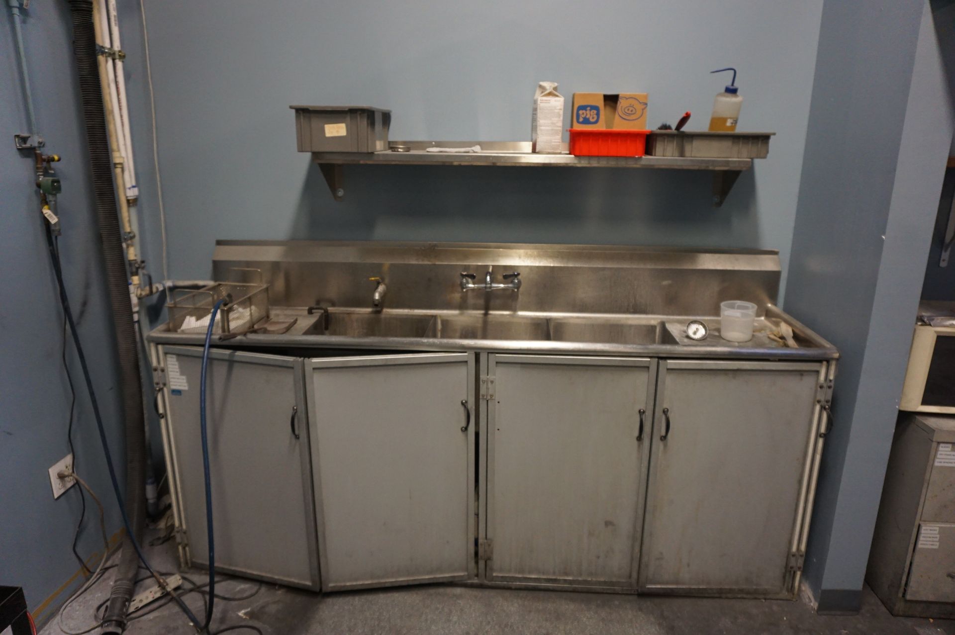 LOT TO INCLUDE: STAINLESS STEEL SINK AREA WITH CONTENTS, STAINLESS STEEL BENCH, FILE CABINET, - Image 4 of 6