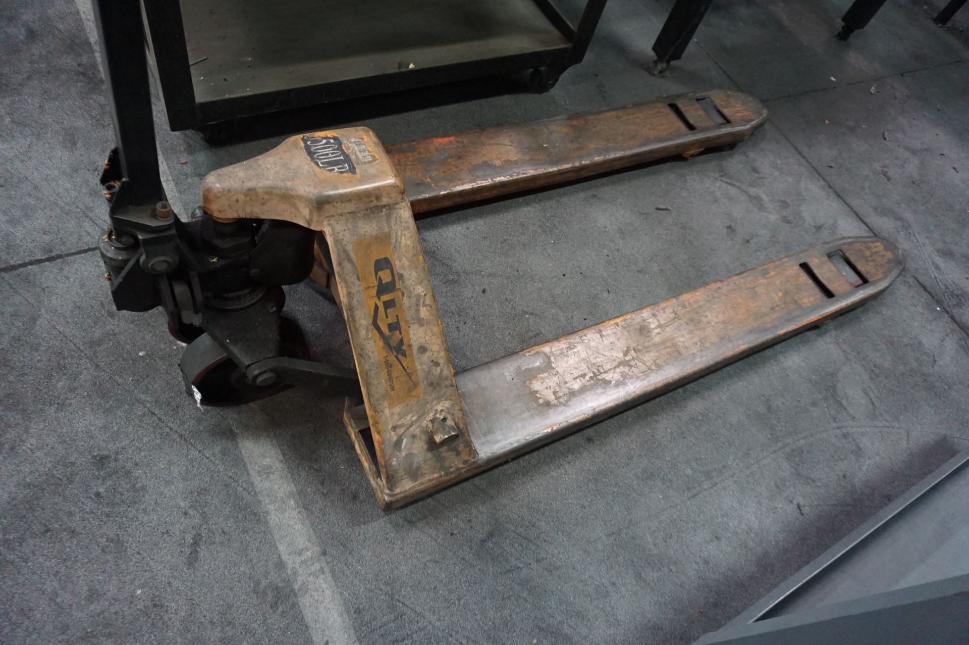 QLTY PALLET JACK, CAPACITY 5500 LBS *LATE PICK UP* - Image 2 of 2