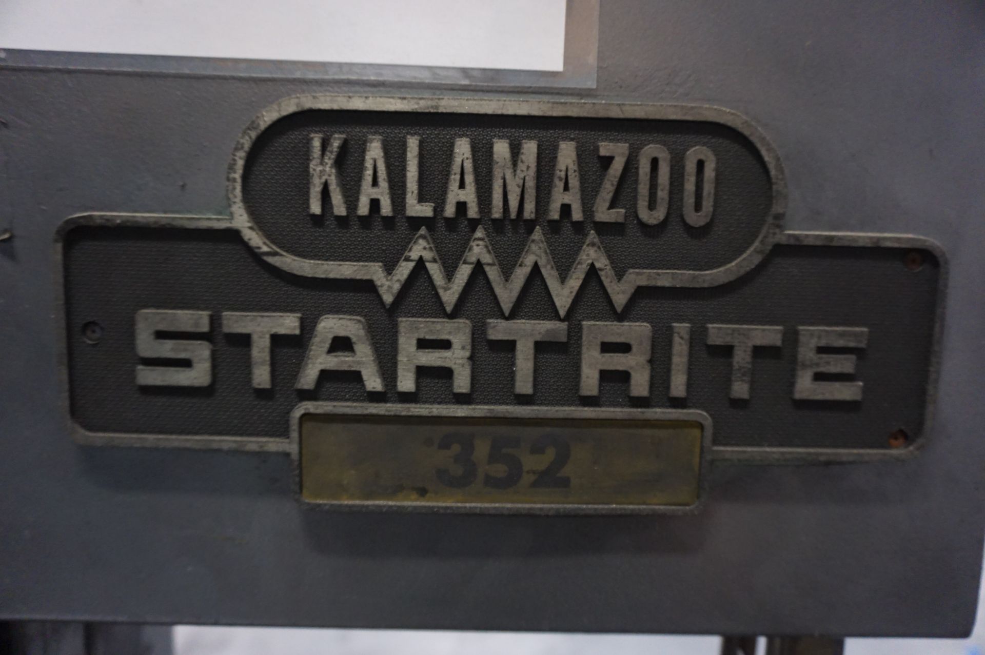 KALAMAZOO STARTRITE 352 VERTICAL BANDSAW, S/N 62992 17 ¾” X 17 ¾” TABLE, BLADE LENGTH 112” - Image 4 of 5