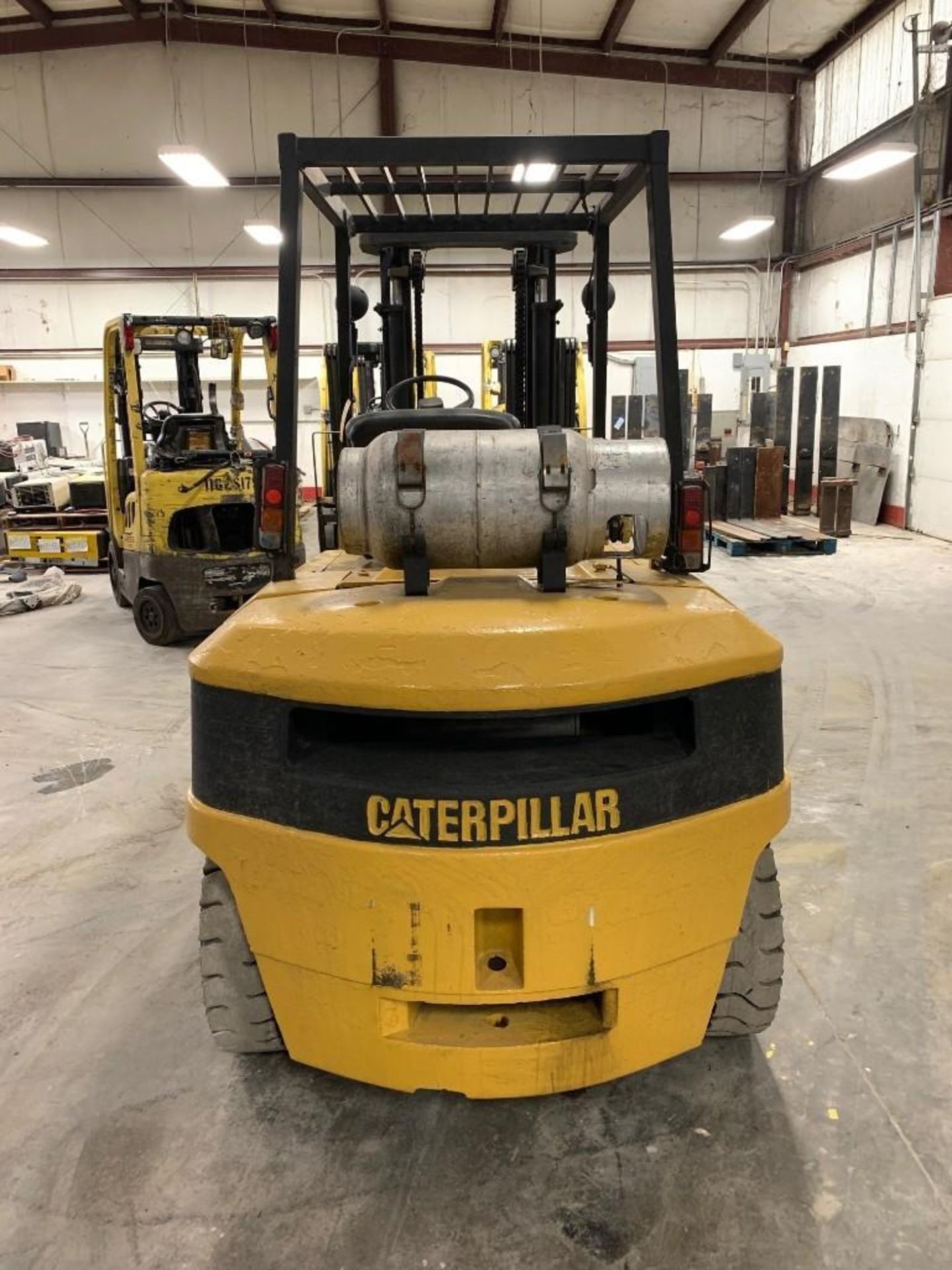 CATERPILLAR 9,000-LB. CAPACITY FORKLIFT, MODEL: GPL40, S/N: AT29A-00333, LPG, LEVER SHIFT TRANSMISSI - Image 3 of 7