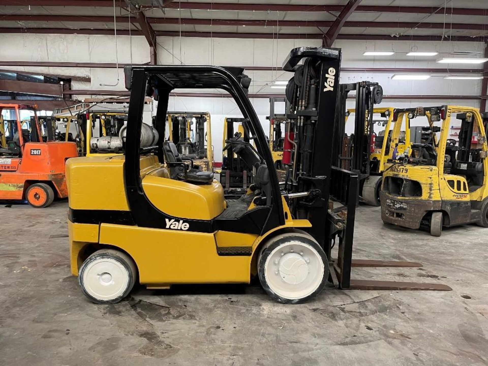 2007 YALE 15,500-LB. CAPACITY FORKLIFT, MODEL: GLC155VX, S/N: C879V01567E, LPG, LEVER SHIFT TRANSMIS - Image 2 of 6