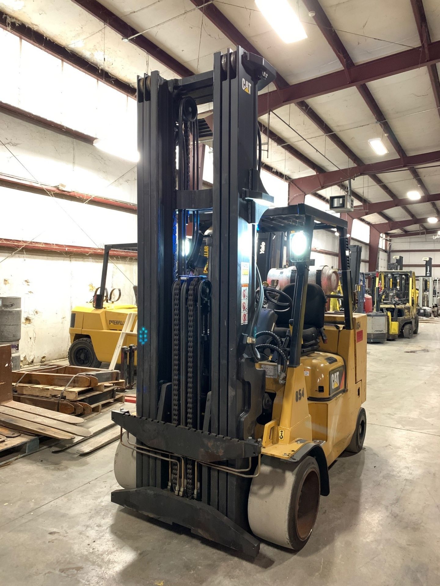 2011 CATERPILLAR 12,000-LB. CAPACITY FORKLIFT, MODEL: GC55KS, S/N: AT88A30584, LPG, MONOTROL TRANSMI - Image 2 of 7