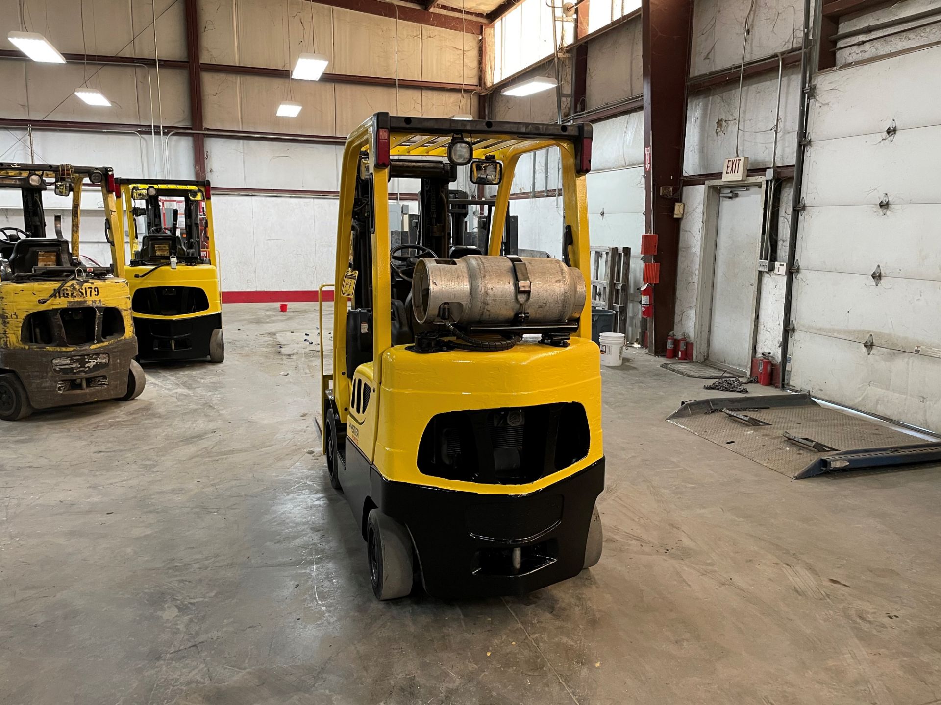 2017 HYSTER 5,000-LB. CAPACITY FORKLIFT, MODEL: S50FT, S/N H187V08171R, LPG, LEVER SHIFT TRANSMISSIO - Image 4 of 6