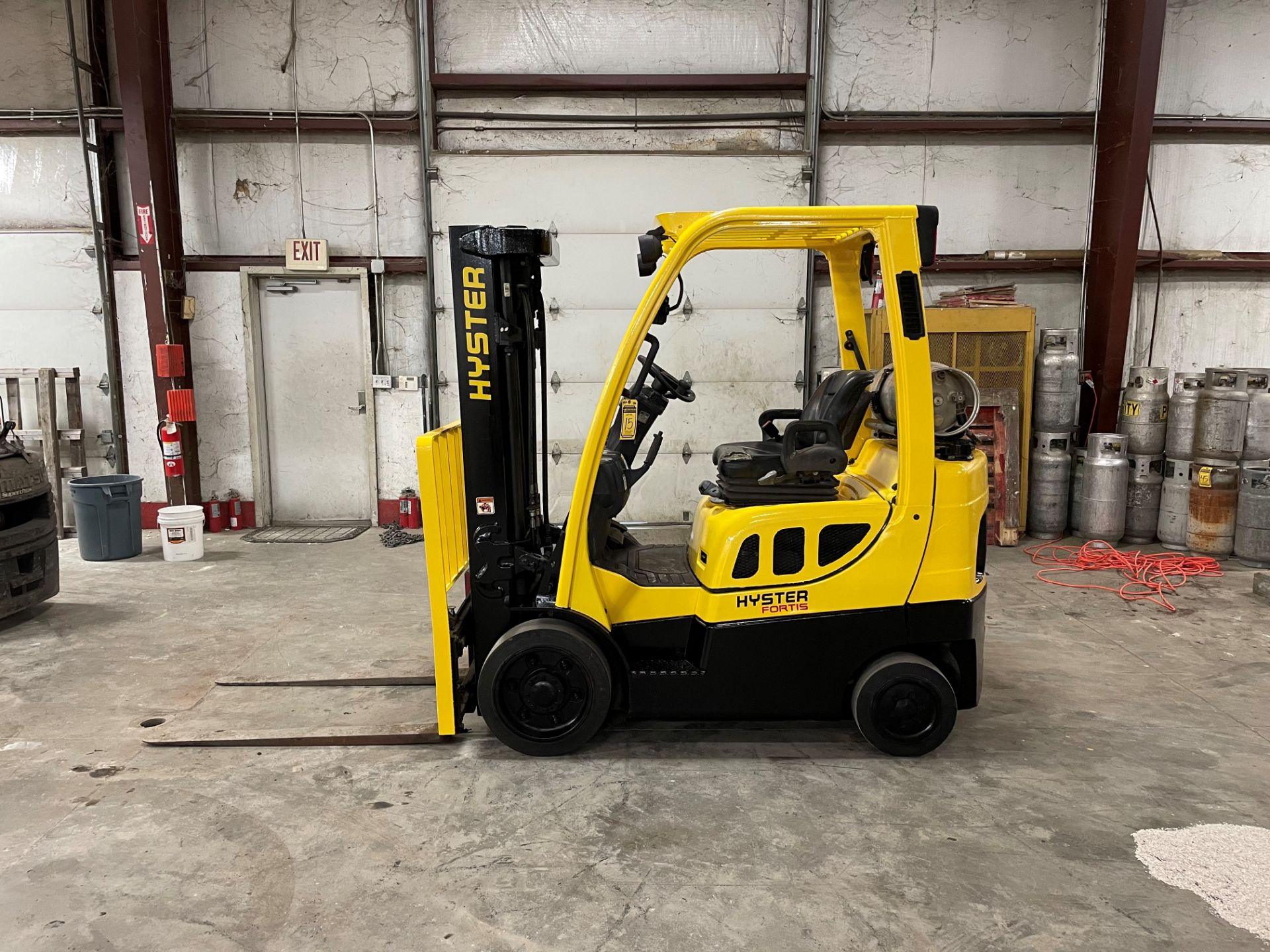 2017 HYSTER 5,000-LB. CAPACITY FORKLIFT, MODEL: S50FT, S/N H187V08176R, LPG, LEVER SHIFT TRANSMISSIO