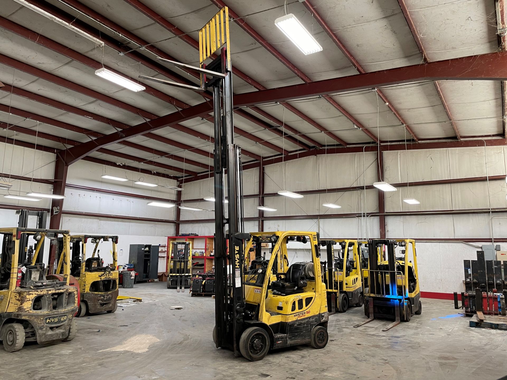 2017 HYSTER 5,000-LB. CAPACITY FORKLIFT, MODEL: S50FT, S/N H187V08181R, LPG, LEVER SHIFT TRANSMISSIO - Image 6 of 6