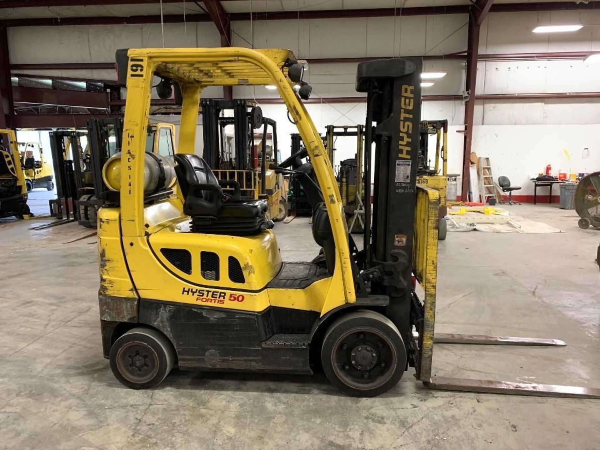 2017 HYSTER 5,000-LB. CAPACITY FORKLIFT, MODEL: S50FT, S/N H187V08161R, LPG, LEVER SHIFT TRANSMISSIO - Image 5 of 7