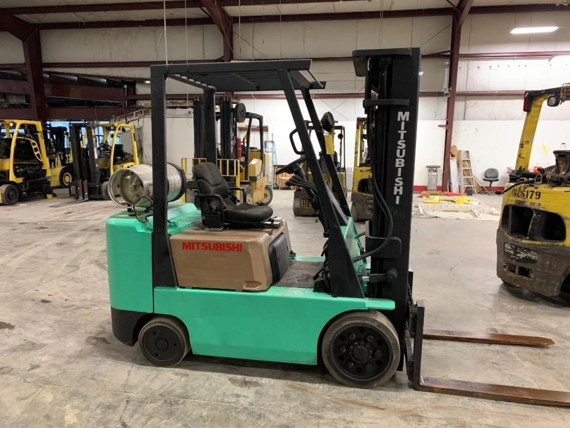 MITSUBISHI 5,000-LB. CAPACITY FORKLIFT, MODEL: FGC25, S/N: AF82B-01384, LPG, SOLID TIRES, LEVER SHIF - Image 2 of 5