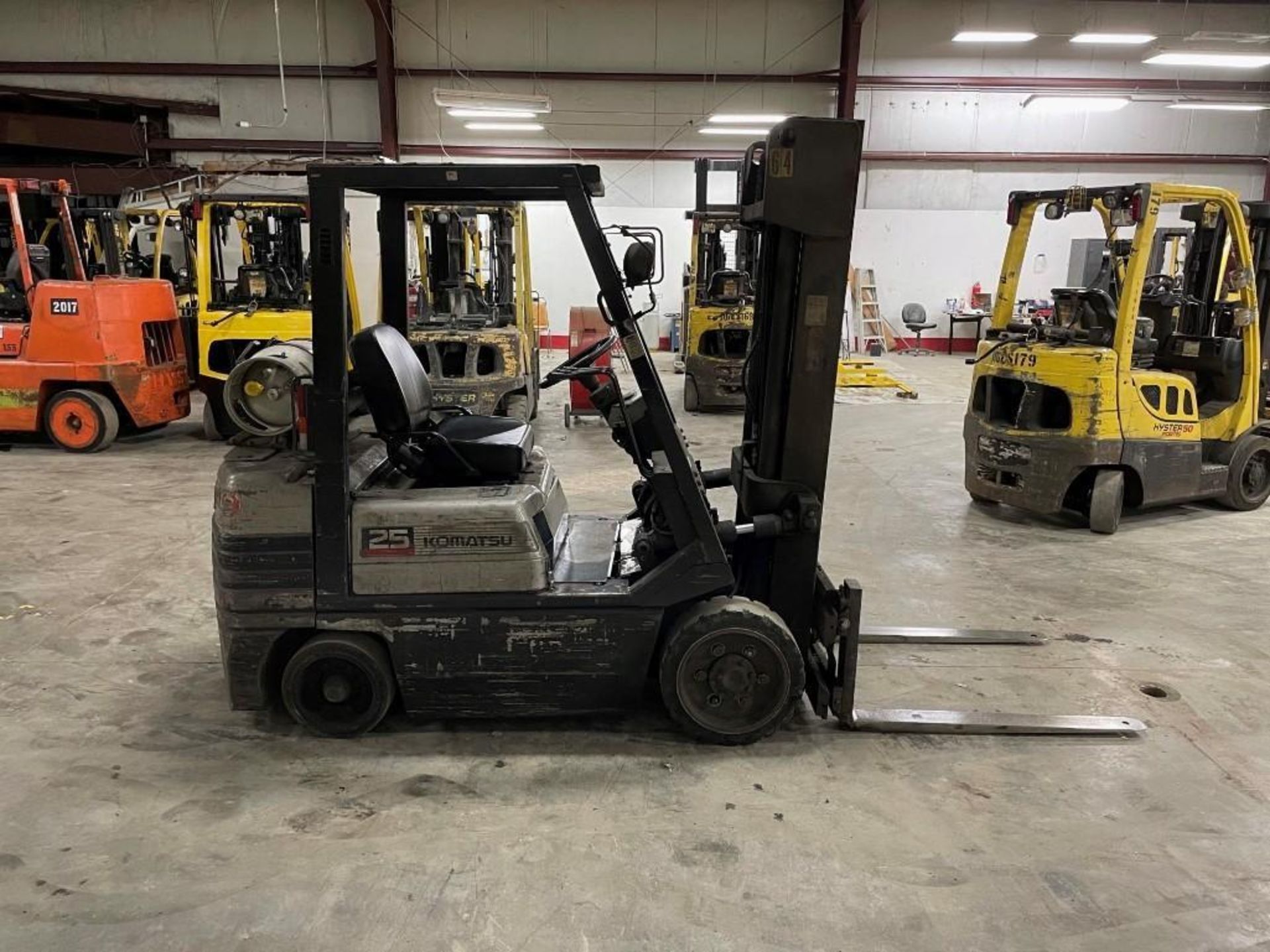 KOMATSU 5,000-LB. CAPACITY FORKLIFT, MODEL: FG25, LPG, LEVER SHIFT TRANSMISSION, SOLID TIRES, 188” R - Image 3 of 5