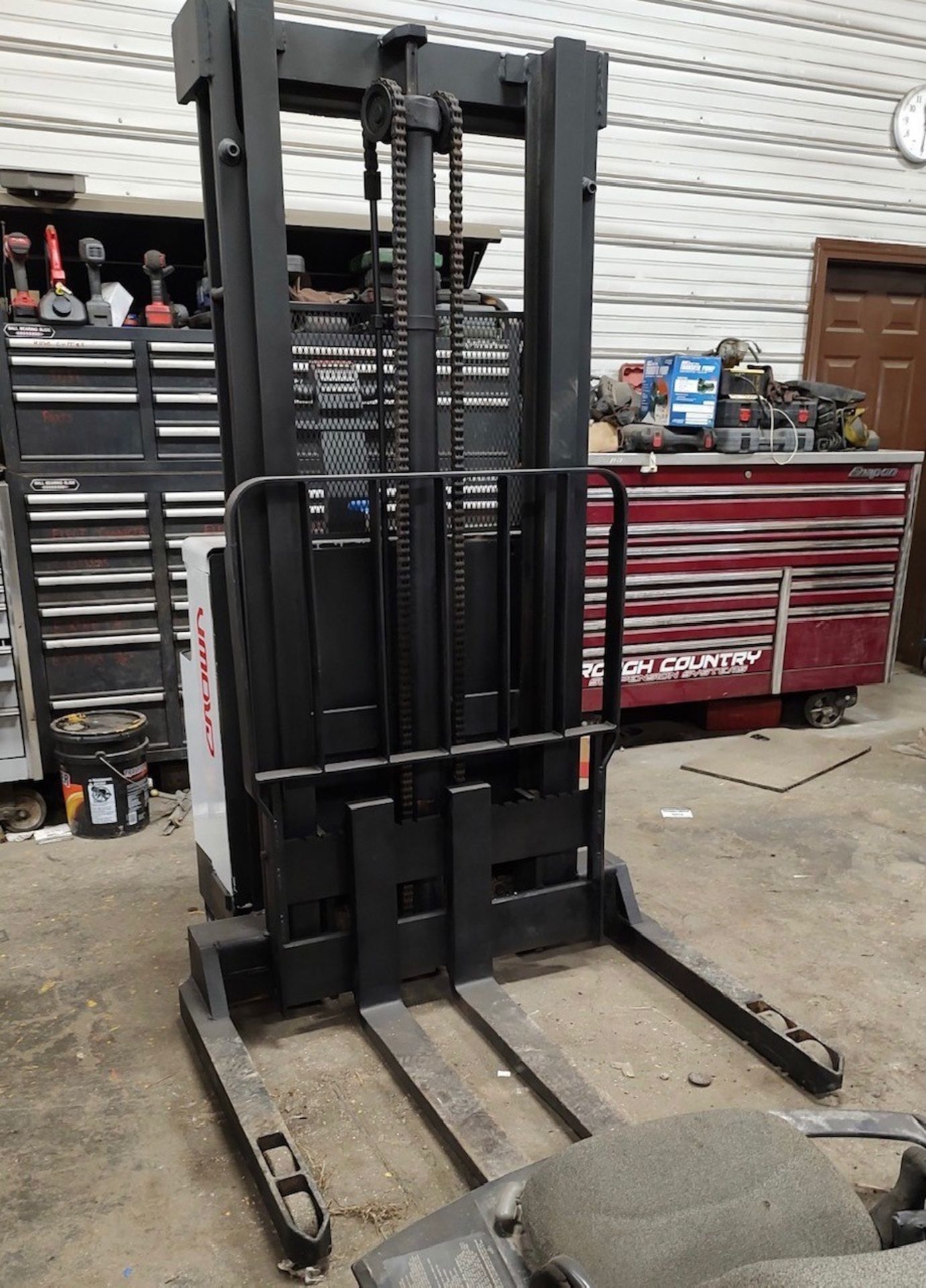 CROWN 4,000-LB. CAPACITY WALK-BEHIND FORKLIFT/STACKER, MODEL: 40WTL-S, S/N: 1A150720, 24V, 2-STAGE M - Image 3 of 7