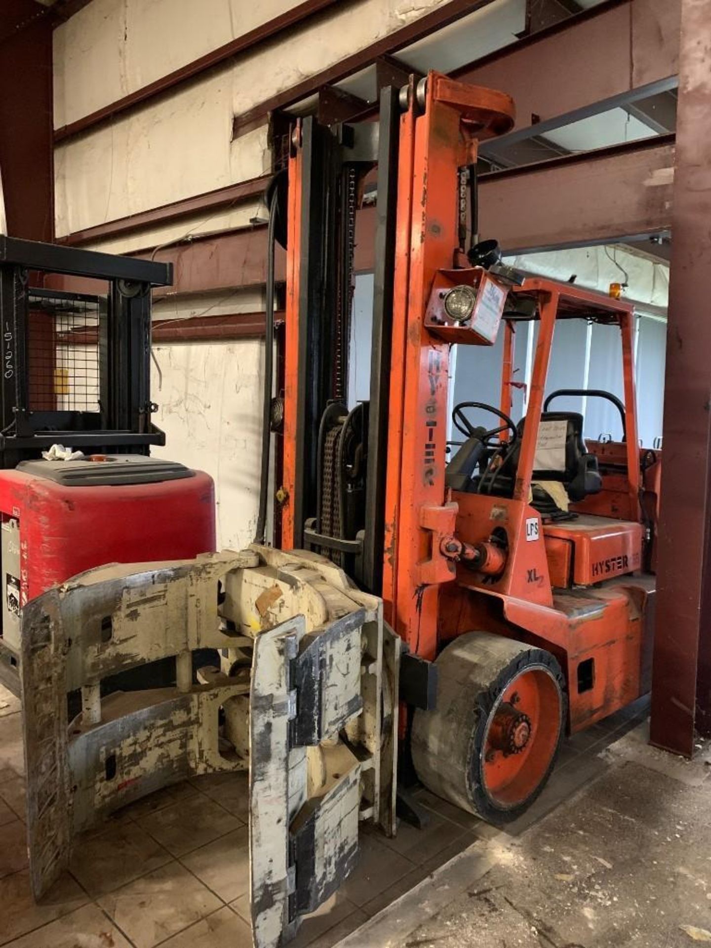 2000 HYSTER 15,500-LB. CAPACITY FORKLIFT, MODEL: S155XL2, S/N: B024D06682X, LPG, LEVER SHIFT TRANSMI - Image 2 of 6