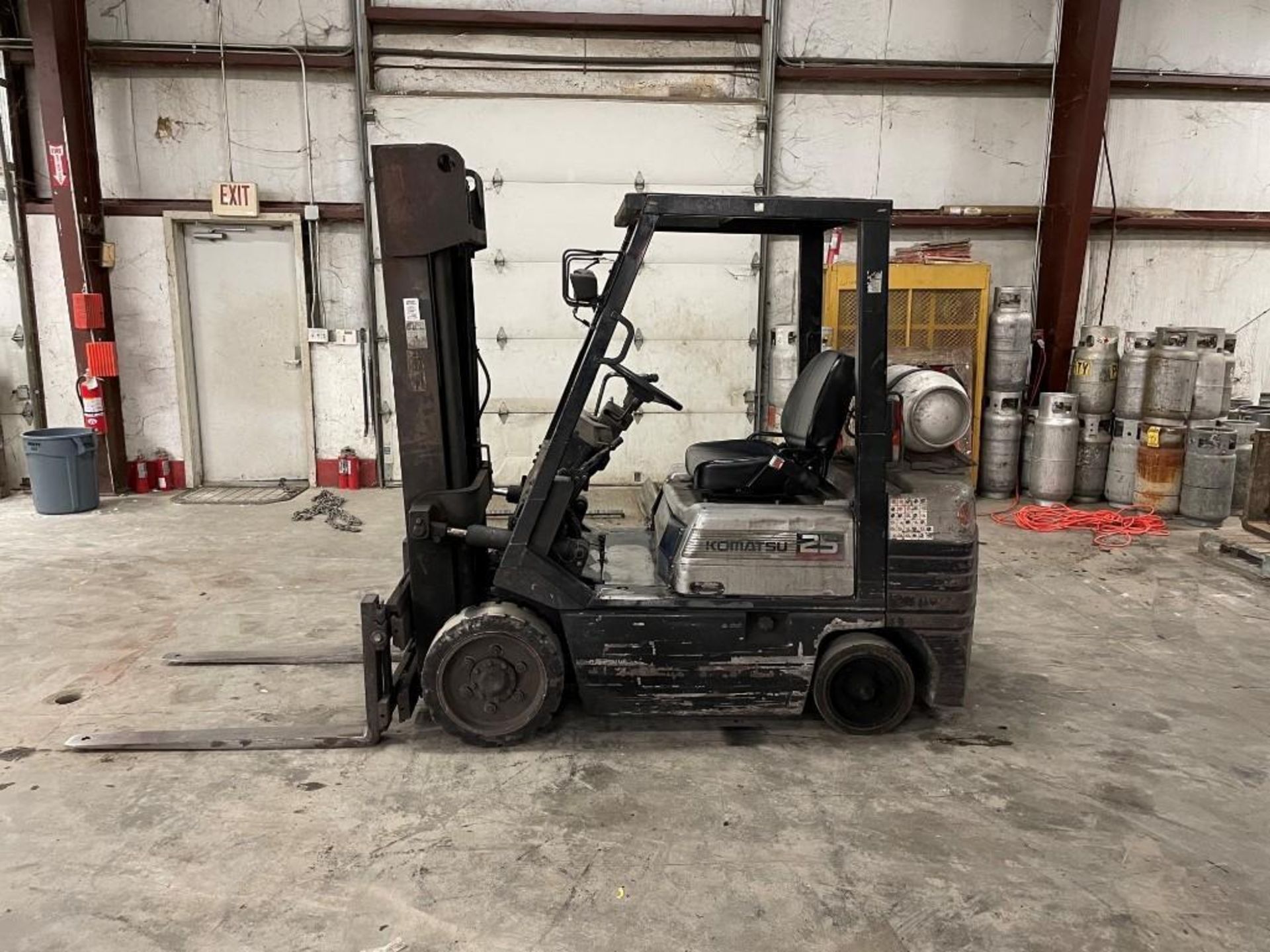 KOMATSU 5,000-LB. CAPACITY FORKLIFT, MODEL: FG25, LPG, LEVER SHIFT TRANSMISSION, SOLID TIRES, 188” R