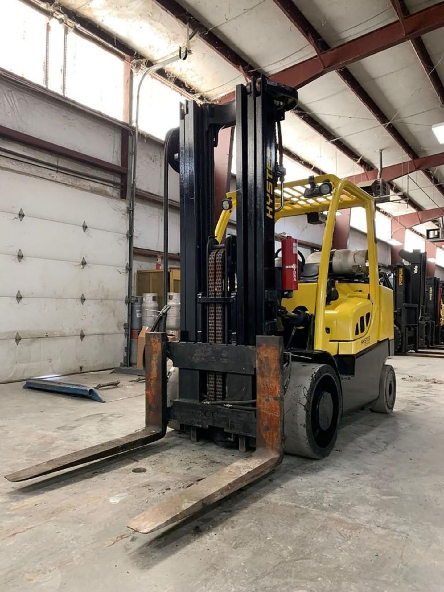 2007 HYSTER 15,500-LB. CAPACITY FORKLIFT, MODEL: S155FT, S/N: D024V01865E, LPG, LEVER SHIFT TRANSMIS - Image 2 of 6