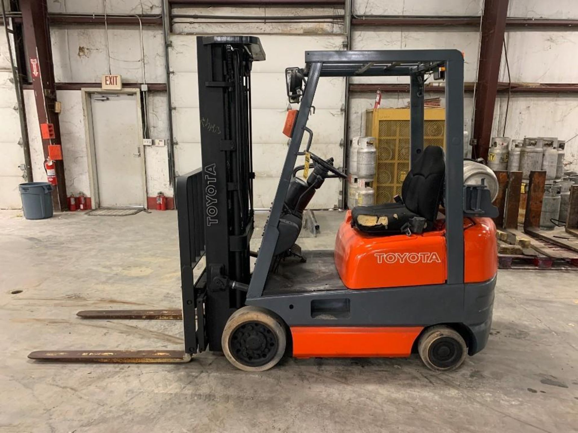 TOYOTA 3,000-LB. CAPACITY FORKLIFT, MODEL: 42-6FGCU15, S/N: 63160, LPG, SOLID NON-MARKING TIRES, LEV