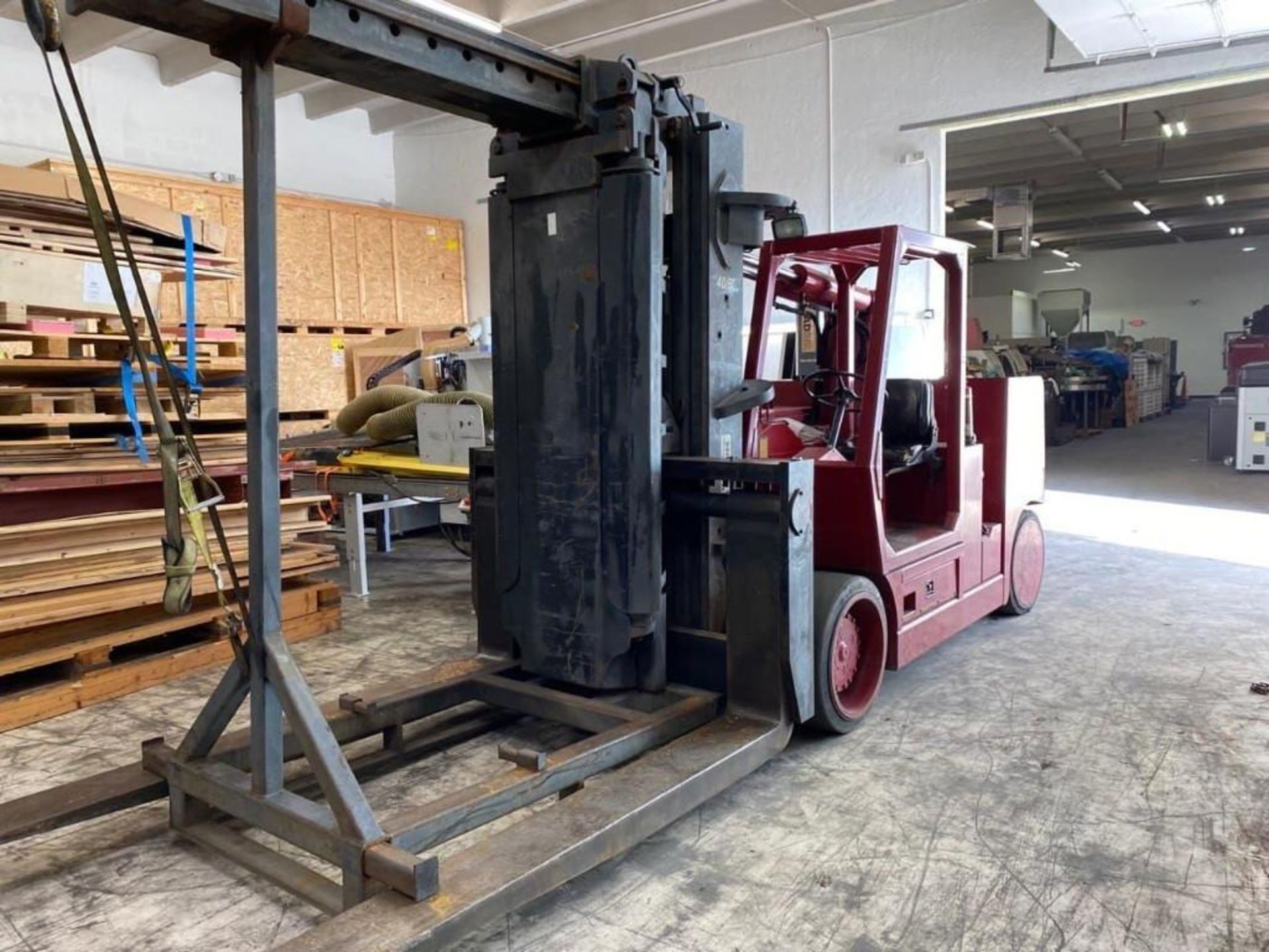 2013 VERSA-LIFT 40/60 EXTENDABLE COUNTERWEIGHT FORKLIFT, 60,000-LB. CAPACITY @ 36'' LOAD CENTER WITH - Image 3 of 7