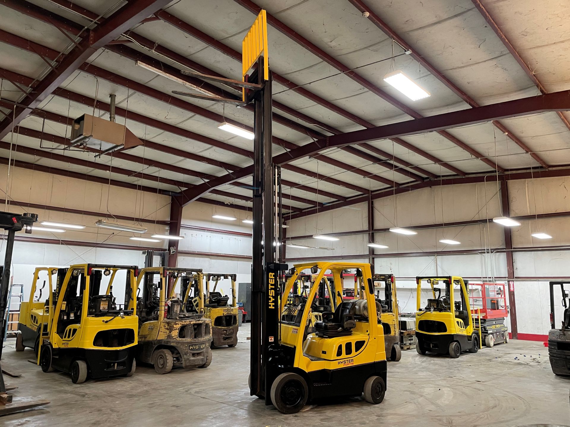 2017 HYSTER 5,000-LB. CAPACITY FORKLIFT, MODEL: S50FT, S/N H187V08176R, LPG, LEVER SHIFT TRANSMISSIO - Image 6 of 6