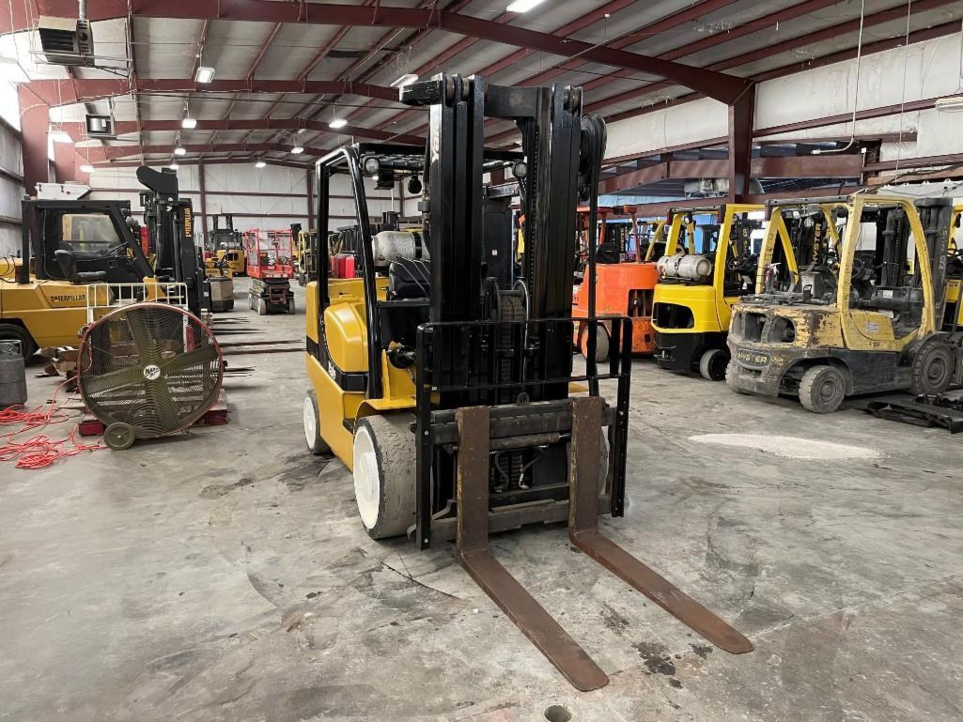 2007 YALE 15,500-LB. CAPACITY FORKLIFT, MODEL: GLC155VX, S/N: C879V01567E, LPG, LEVER SHIFT TRANSMIS - Image 3 of 6