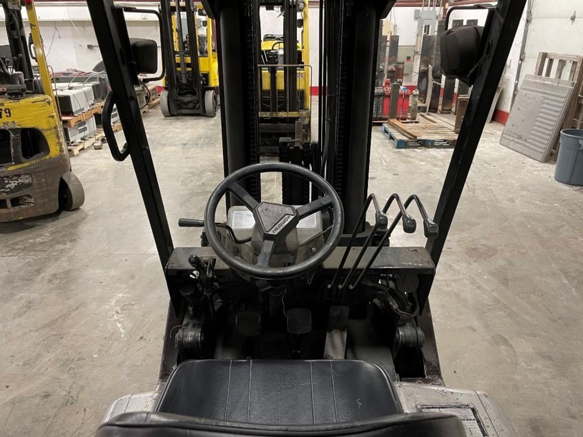 KOMATSU 5,000-LB. CAPACITY FORKLIFT, MODEL: FG25, LPG, LEVER SHIFT TRANSMISSION, SOLID TIRES, 188” R - Image 4 of 5