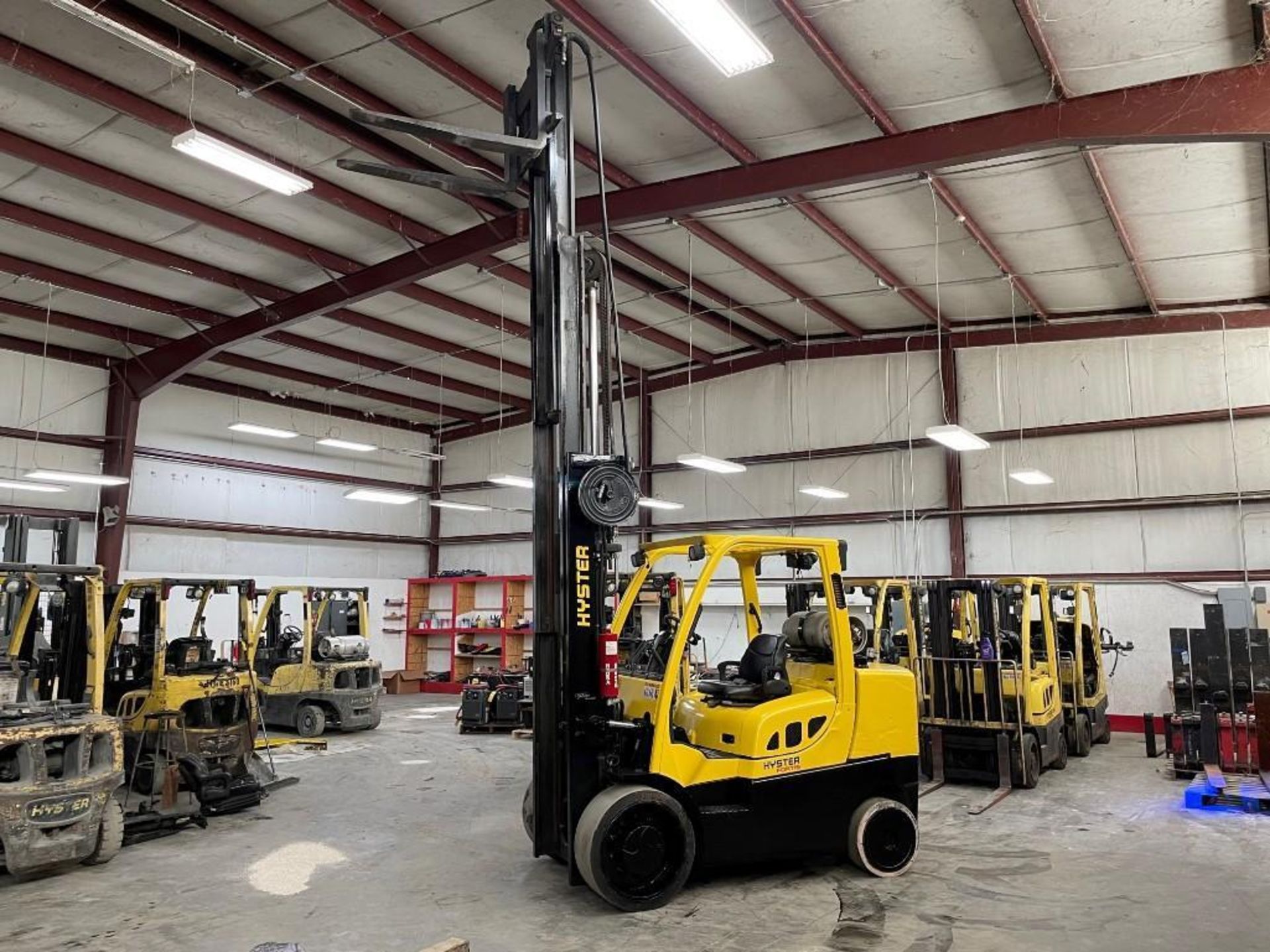 2010 HYSTER 15,500-LB. CAPACITY FORKLIFT, MODEL: S155FT, S/N: E024V01772G, LPG, LEVER SHIFT TRANSMIS - Image 6 of 6