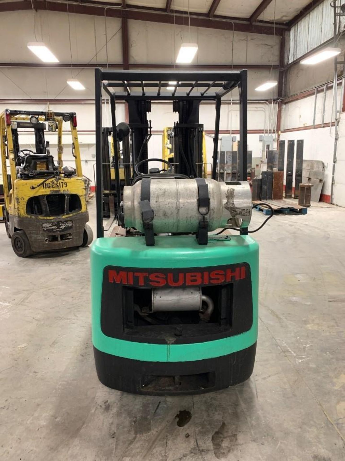 MITSUBISHI 5,000-LB. CAPACITY FORKLIFT, MODEL: FGC25, S/N: AF82B-01384, LPG, SOLID TIRES, LEVER SHIF - Image 3 of 5