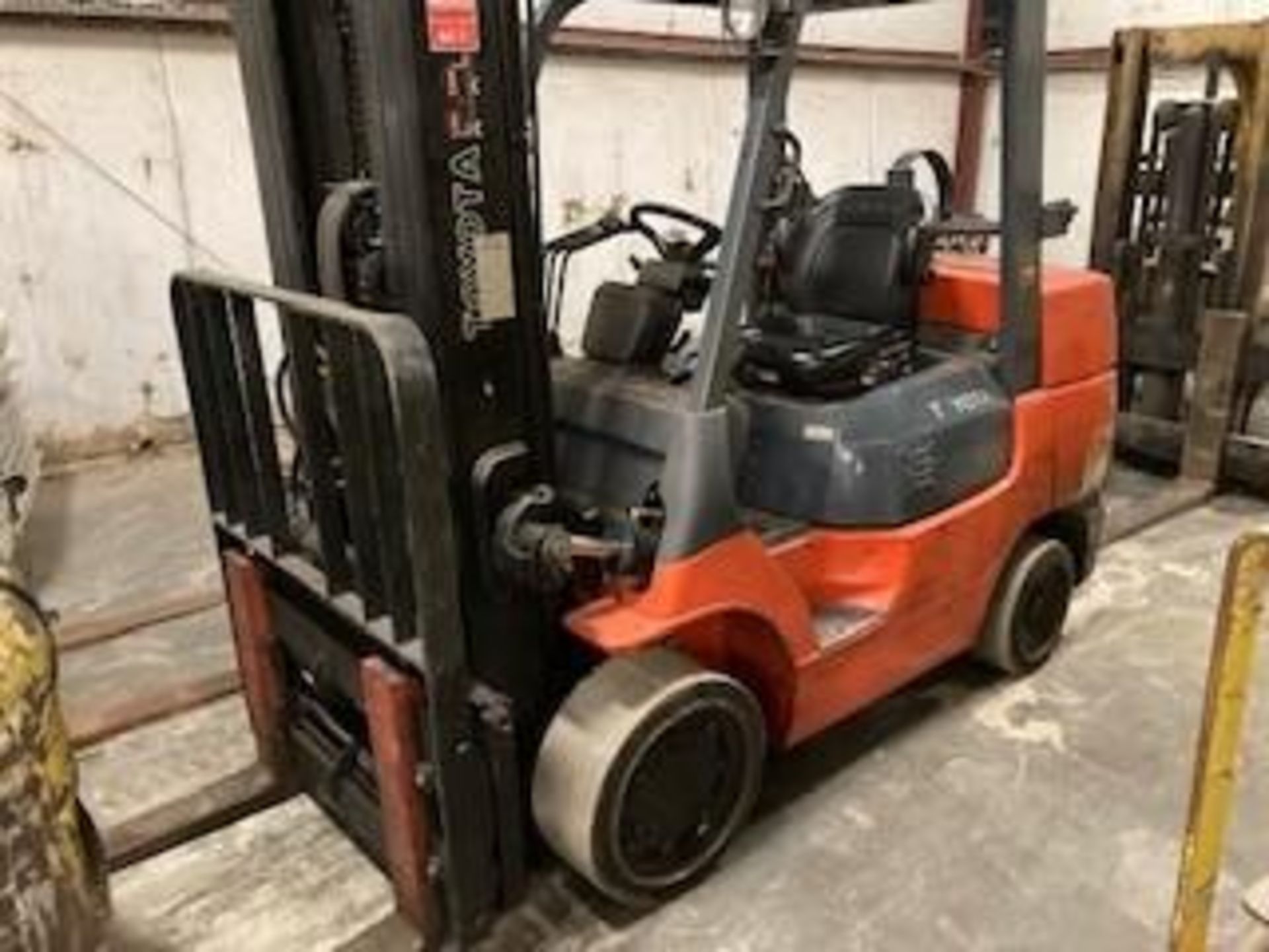 TOYOTA 7,000-LB. CAPACITY FORKLIFT, MODEL:7FGCU35, LPG, LEVER SHIFT TRANSMISSION, SOLID TIRES, 198.5