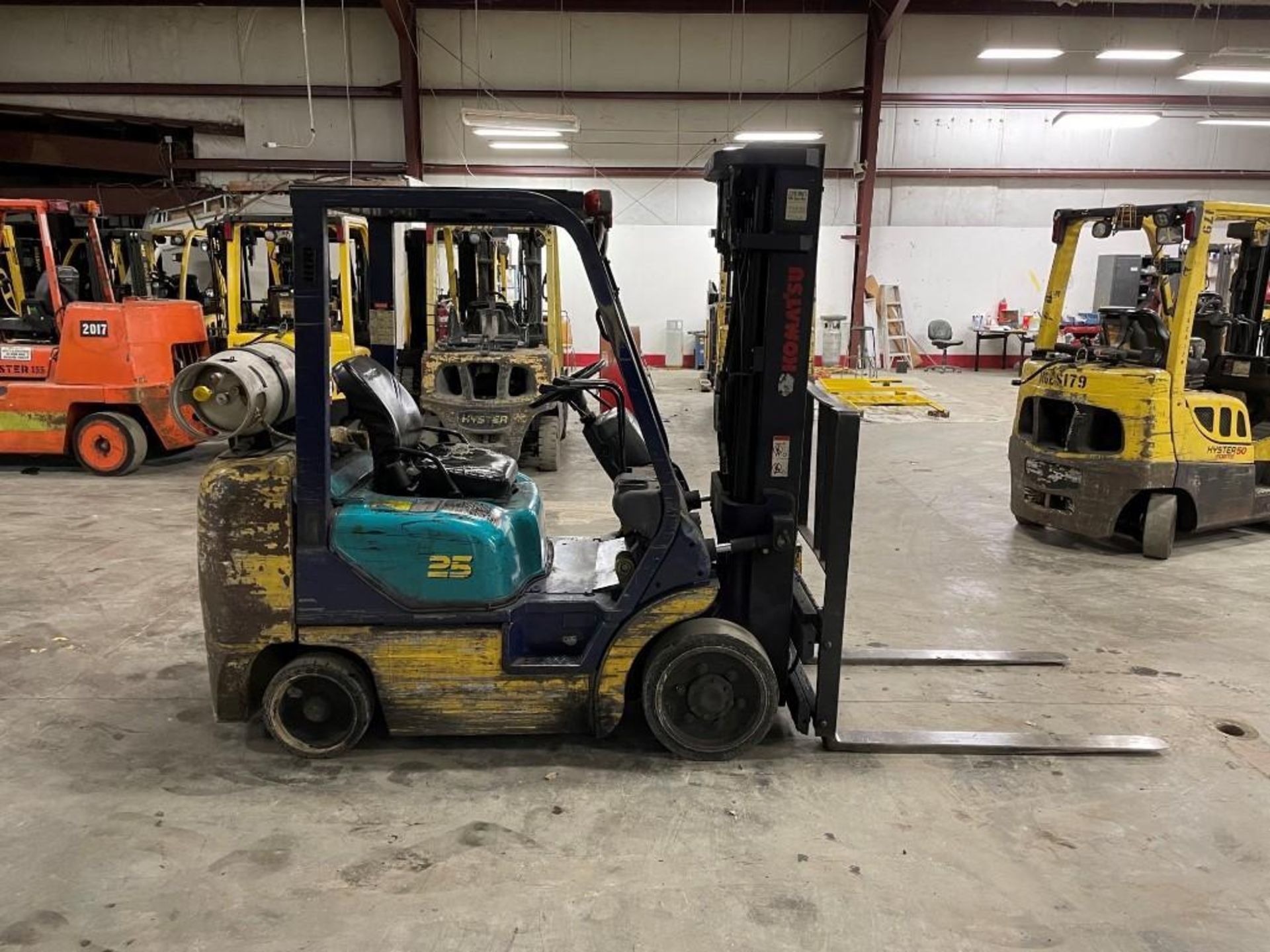 KOMATSU 5,000-LB. CAPACITY FORKLIFT, MODEL: FG25ST-12, LPG, LEVER SHIFT TRANSMISSION, SOLID TIRES, 1 - Image 3 of 5