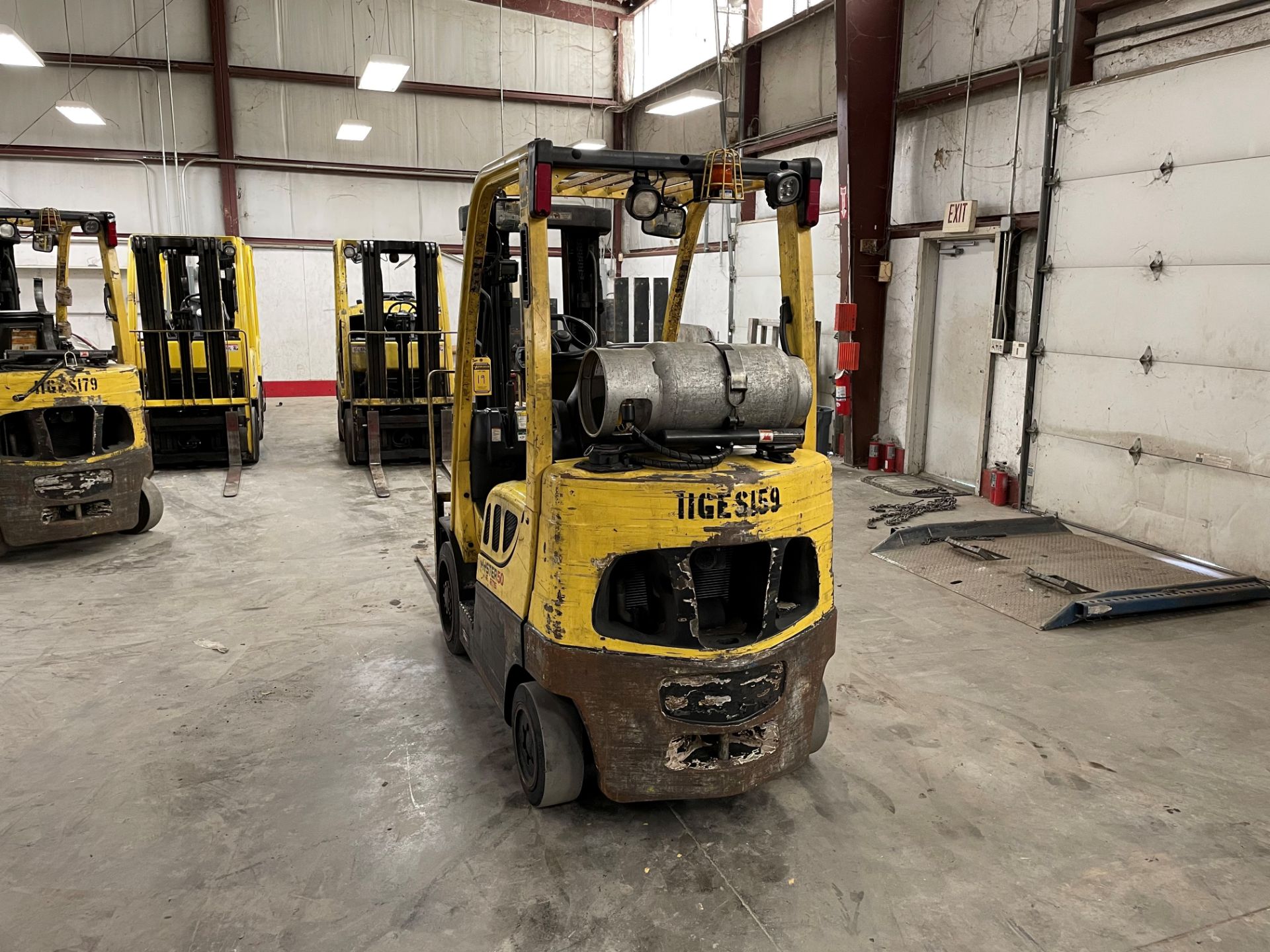 2017 HYSTER 5,000-LB. CAPACITY FORKLIFT, MODEL: S50FT, S/N H187V08159R, LPG, LEVER SHIFT TRANSMISSIO - Image 4 of 6