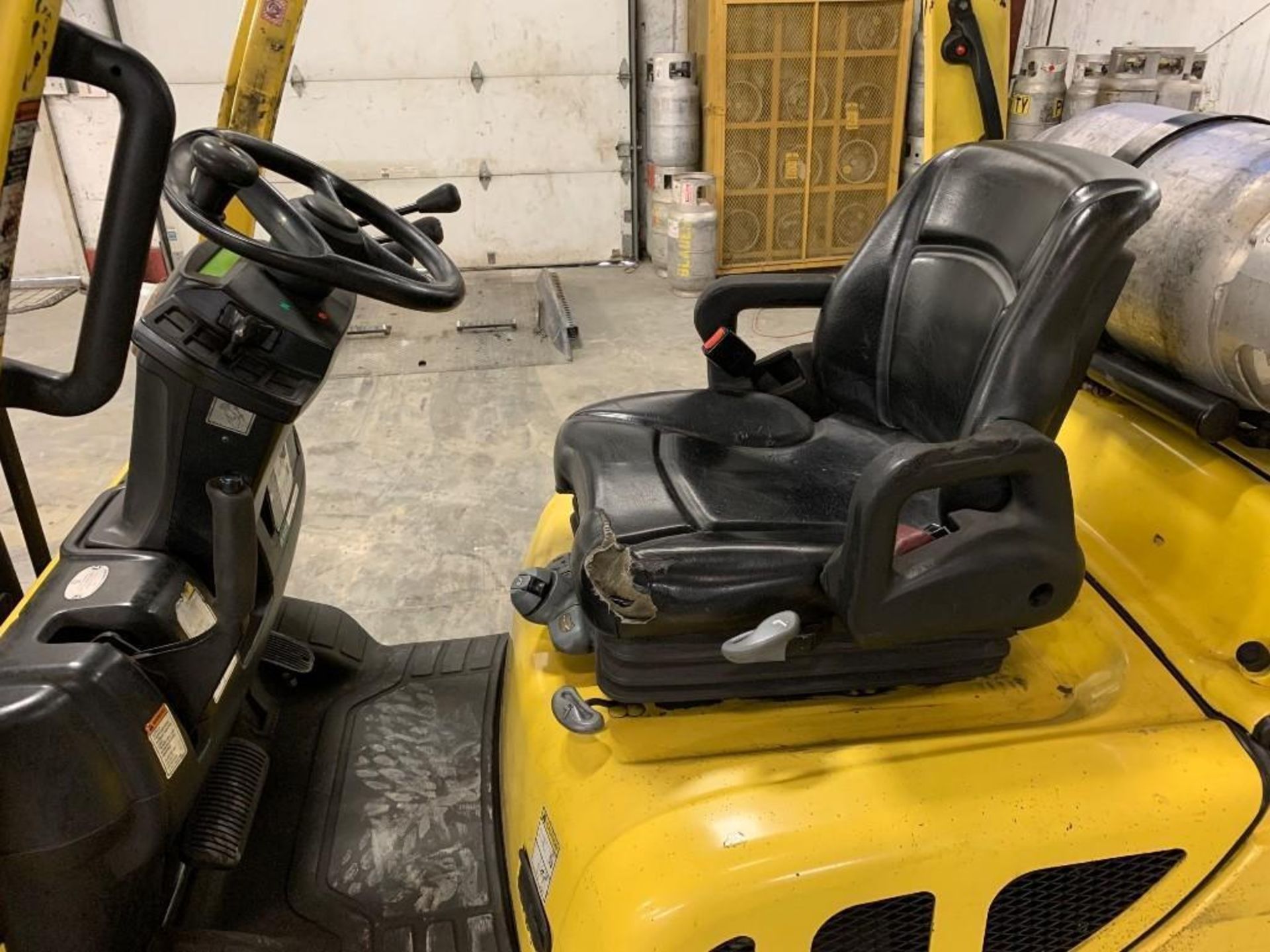 2017 HYSTER 5,000-LB. CAPACITY FORKLIFT, MODEL: S50FT, S/N H187V08161R, LPG, LEVER SHIFT TRANSMISSIO - Image 2 of 7