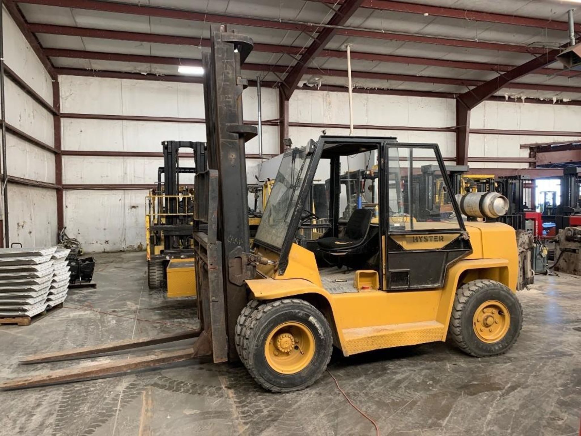 1993 HYSTER 15,500-LB. CAPACITY FORKLIFT, MODEL: H155XL, S/N: F006A01772G, LPG, LEVER SHIFT TRANSMIS