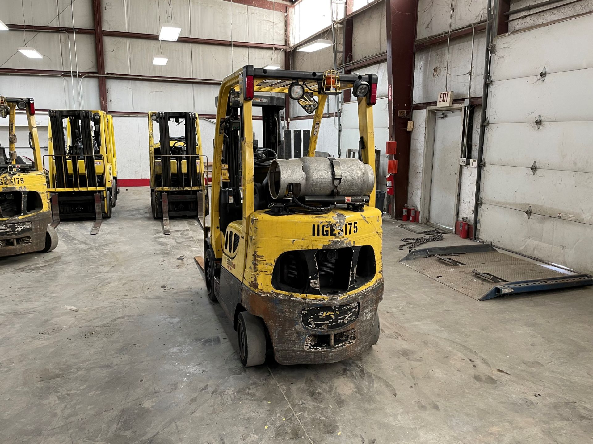 2017 HYSTER 5,000-LB. CAPACITY FORKLIFT, MODEL: S50FT, S/N H187V08181R, LPG, LEVER SHIFT TRANSMISSIO - Image 4 of 6