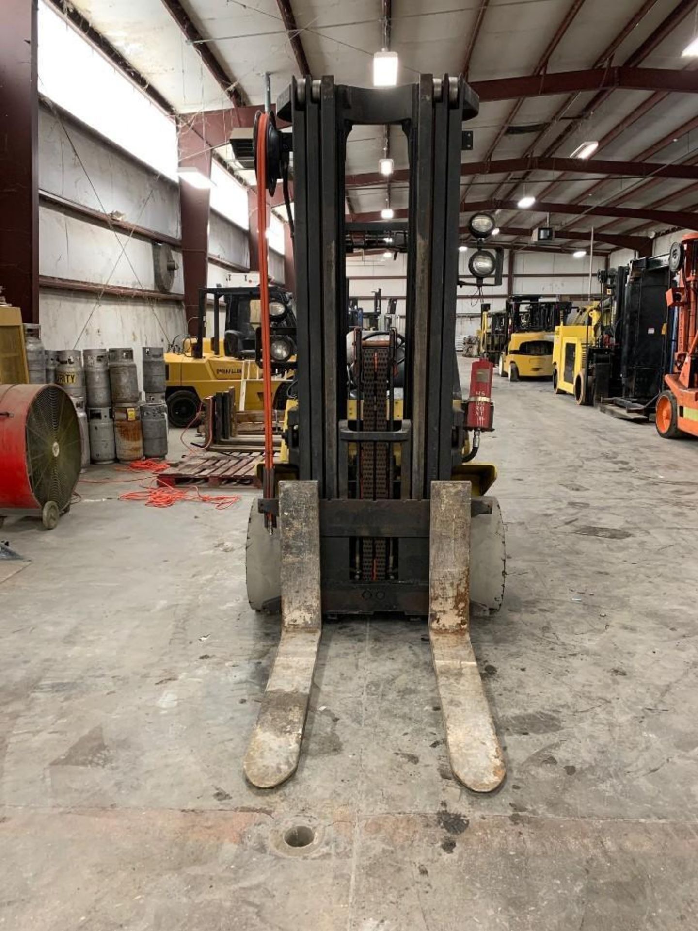 2003 HYSTER 15,500-LB. CAPACITY FORKLIFT, MODEL: S155XL2, S/N: B024V02187A, LPG, LEVER SHIFT TRANSMI - Image 2 of 5