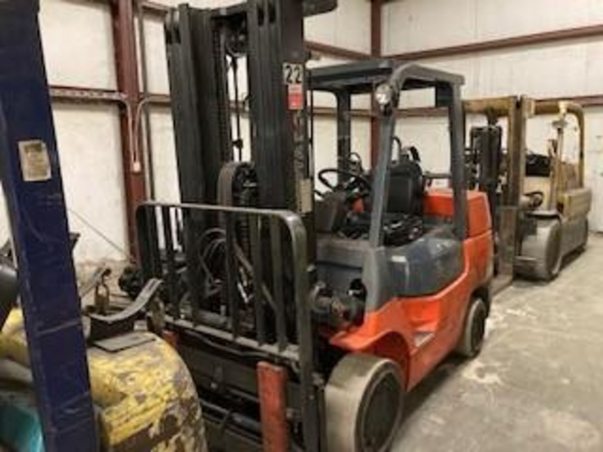 TOYOTA 7,000-LB. CAPACITY FORKLIFT, MODEL:7FGCU35, LPG, LEVER SHIFT TRANSMISSION, SOLID TIRES, 198.5 - Image 3 of 6