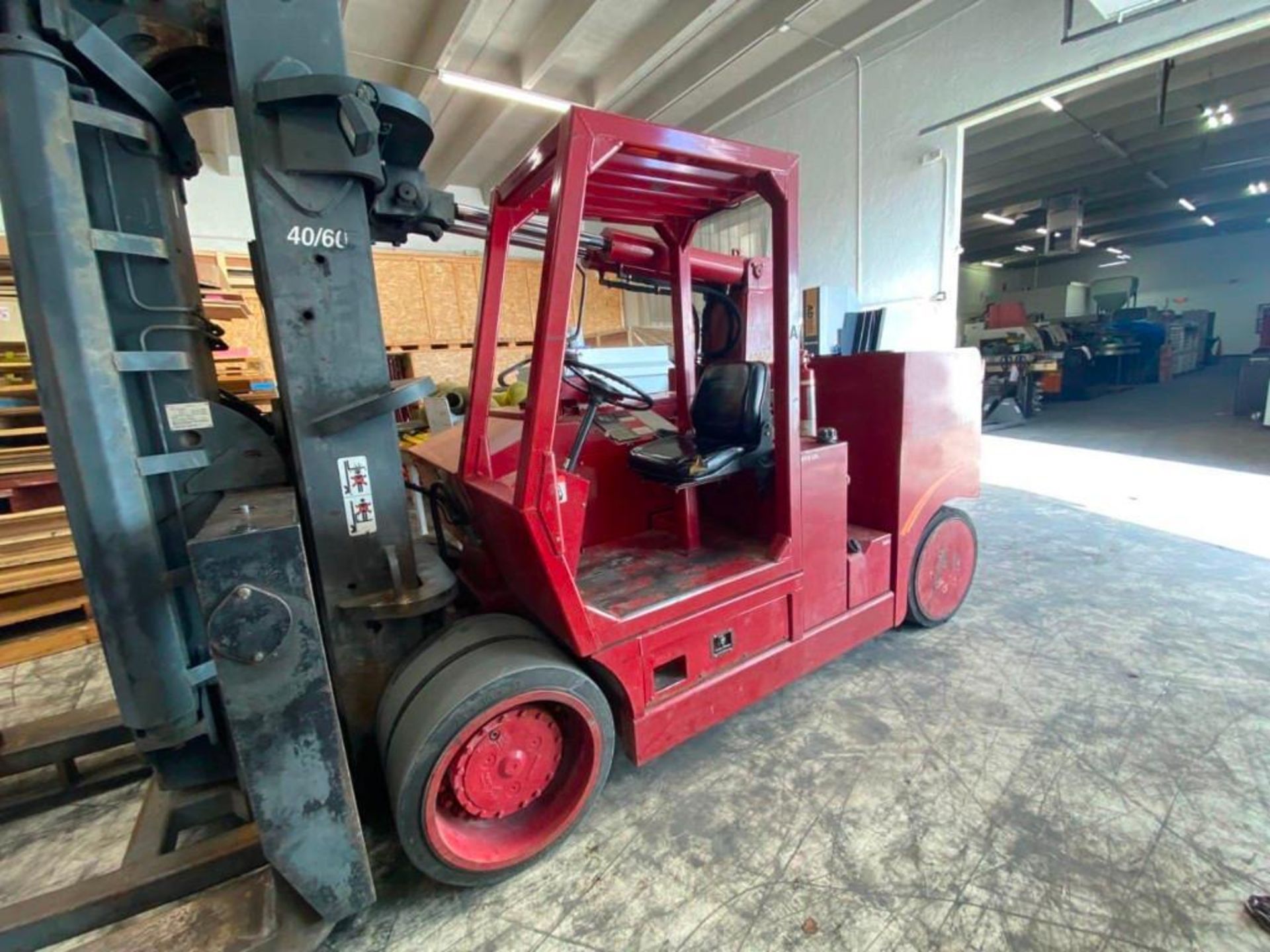 2013 VERSA-LIFT 40/60 EXTENDABLE COUNTERWEIGHT FORKLIFT, 60,000-LB. CAPACITY @ 36'' LOAD CENTER WITH - Image 2 of 7