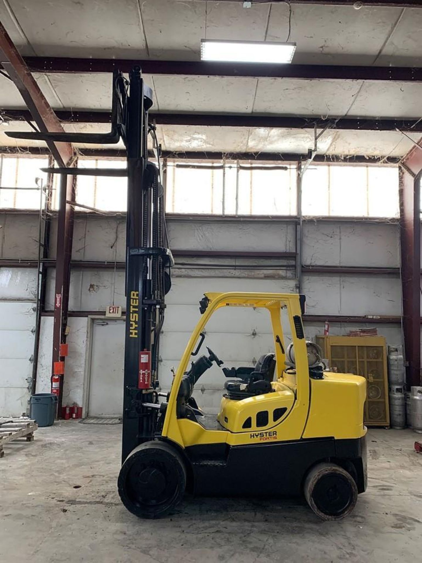 2007 HYSTER 15,500-LB. CAPACITY FORKLIFT, MODEL: S155FT, S/N: D024V01865E, LPG, LEVER SHIFT TRANSMIS - Image 5 of 6