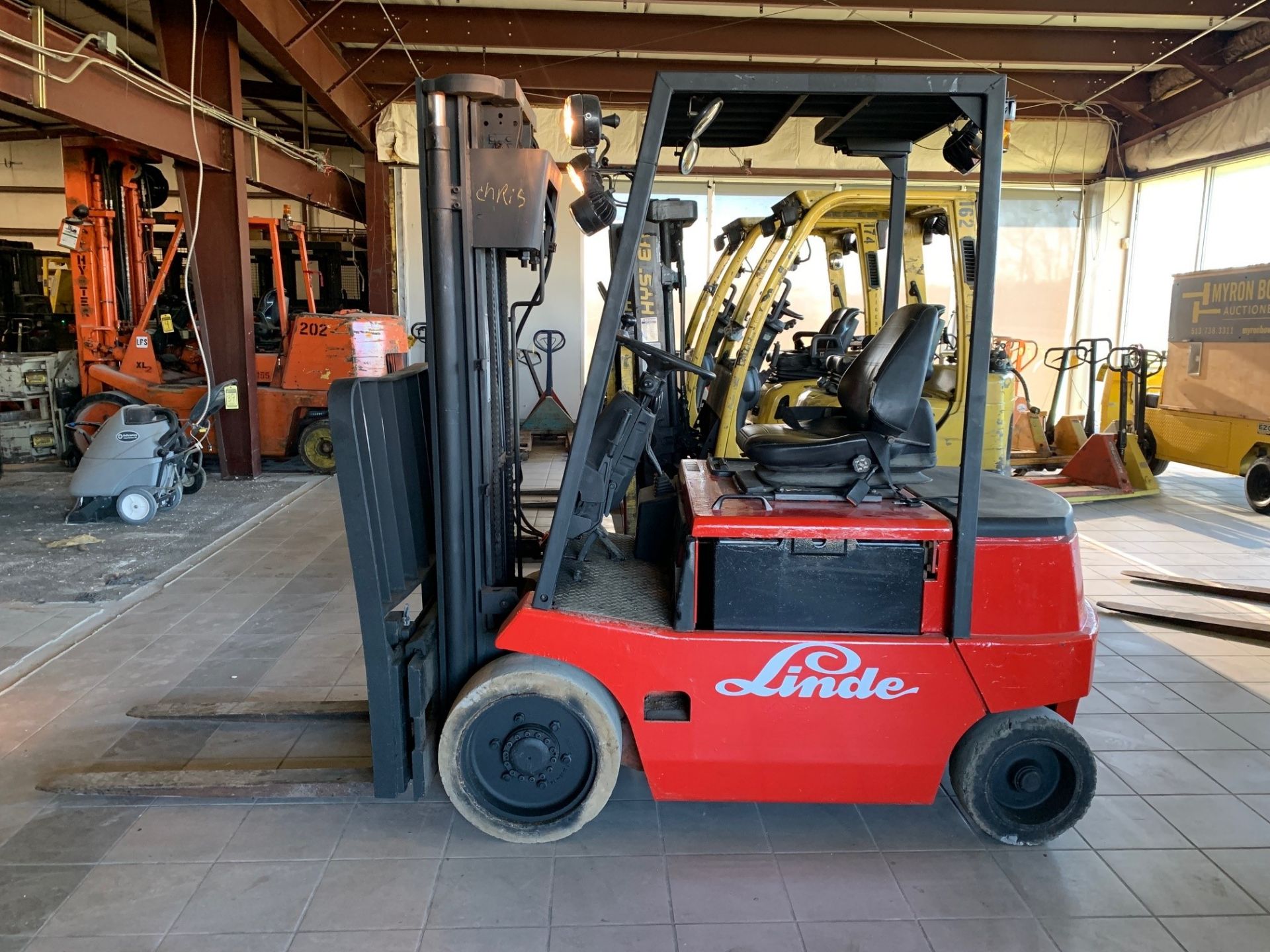 LINDE 5,000-LB. CAPACITY FORKLIFT, MODEL: E25B, S/N: 2658-0239, 36V ELECTRIC WITH GOOD BATTERY, SOLI